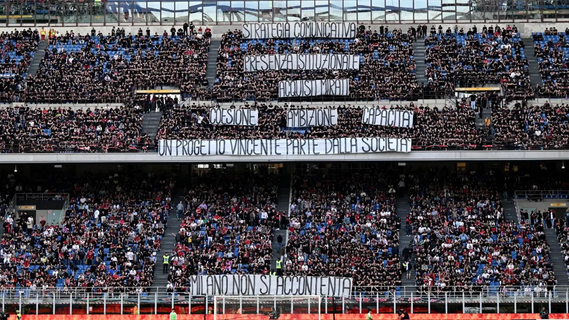 Dopo l'hashtag #NoPetegui, contro il Genoa hanno esposto striscioni chiarissimi e al minuto 80 hanno abbandonato lo stadio