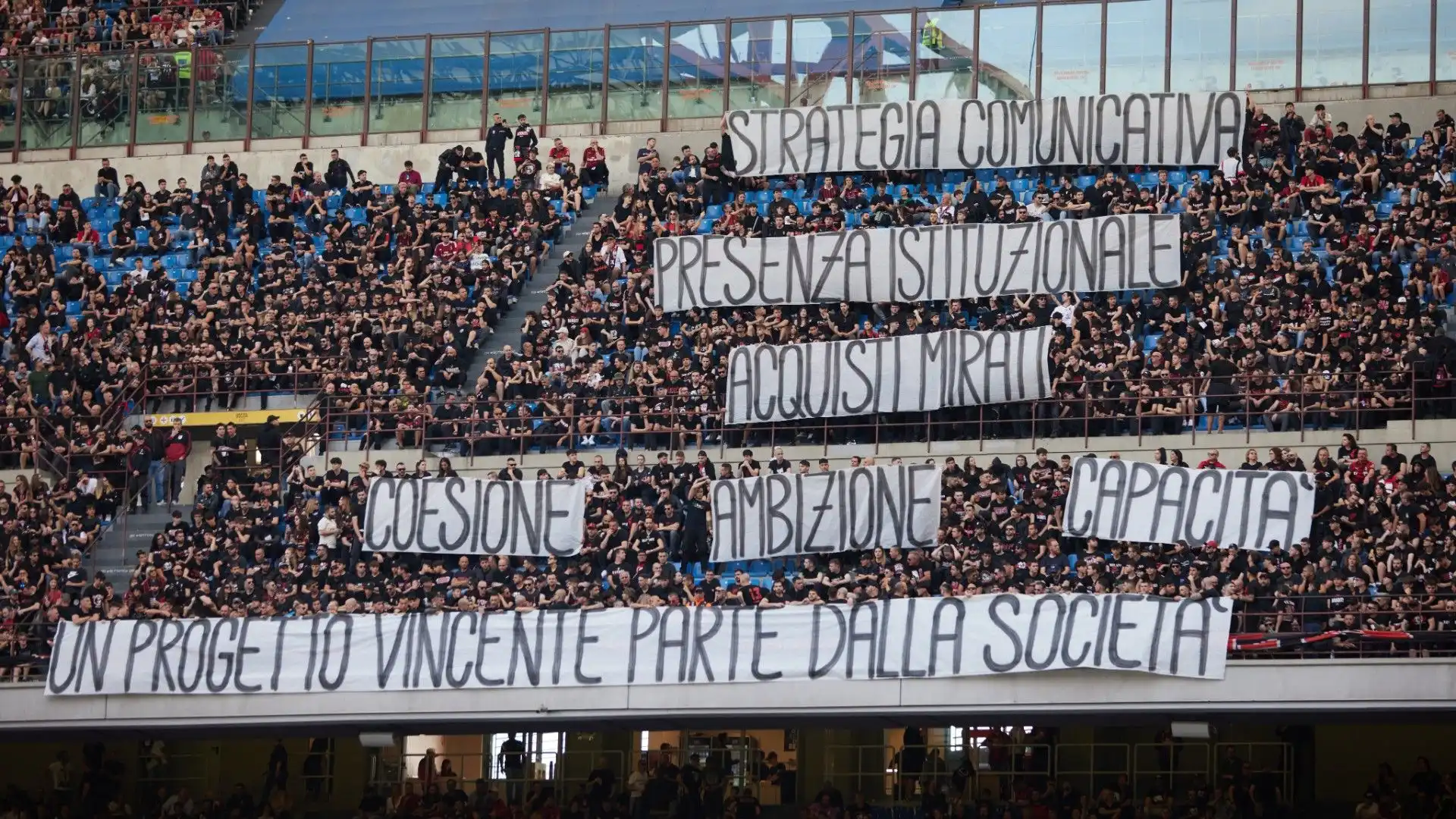 Milan, tifosi infuriati: le foto della protesta