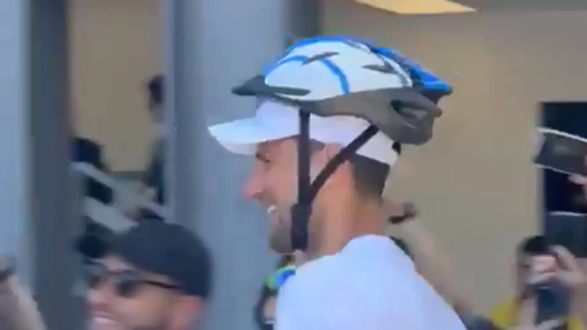 Djokovic si è presentato ironicamente con un caschetto da ciclista
