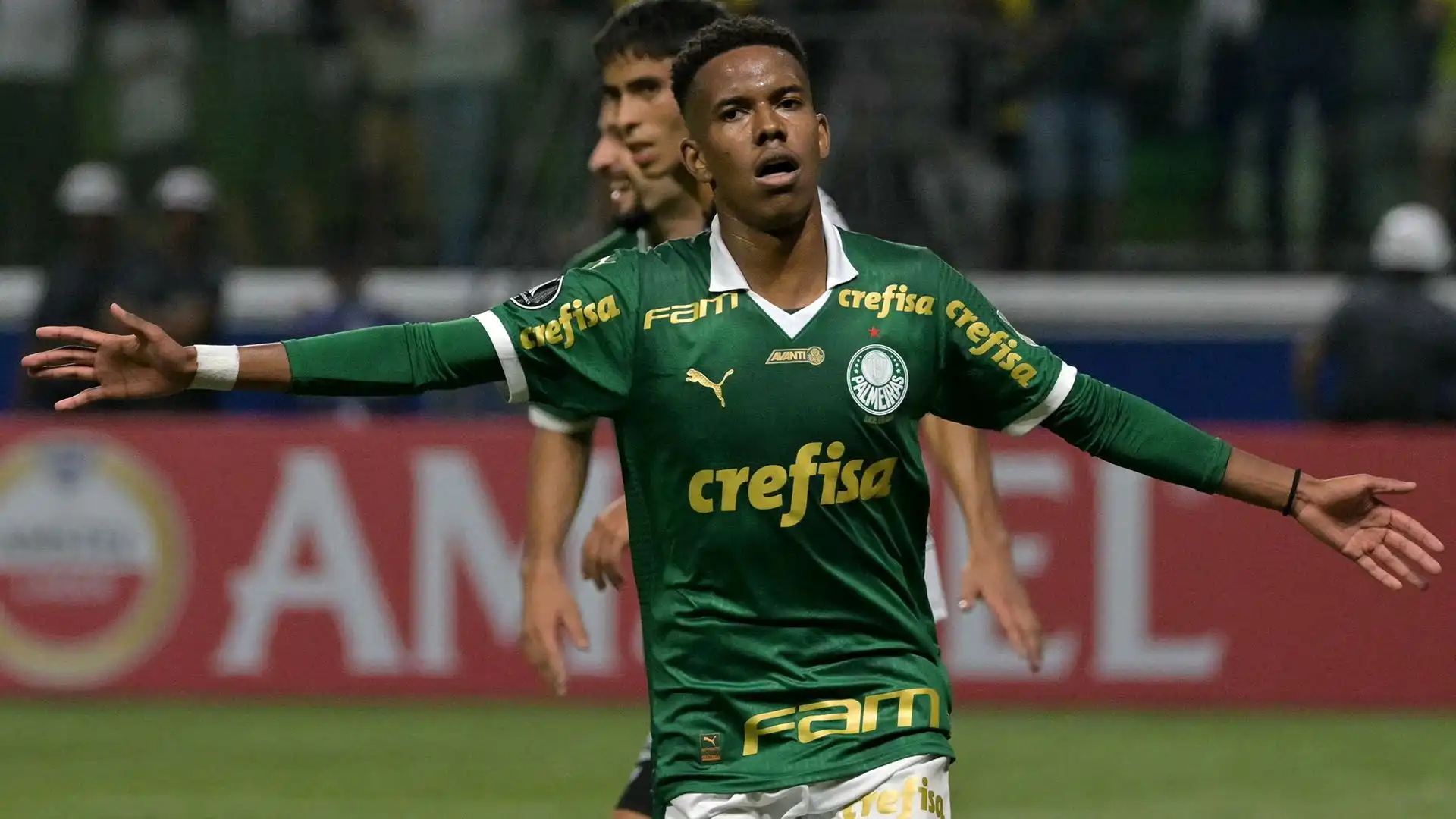 Ha firmato a soli 10 anni un ricco contratto di sponsorizzazione, superando per precocità altri fenomeni come Neymar e Rodrygo