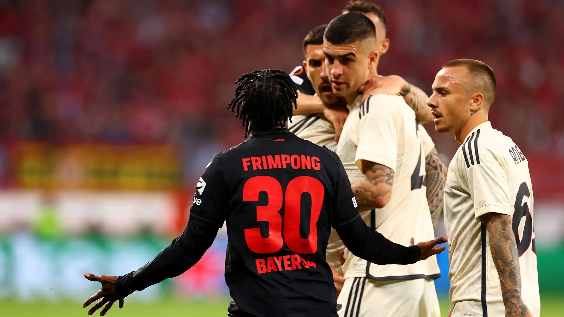 Bayer Leverkusen-Roma: Frimpong nella tempesta, tifosi romanisti infuriati. Foto