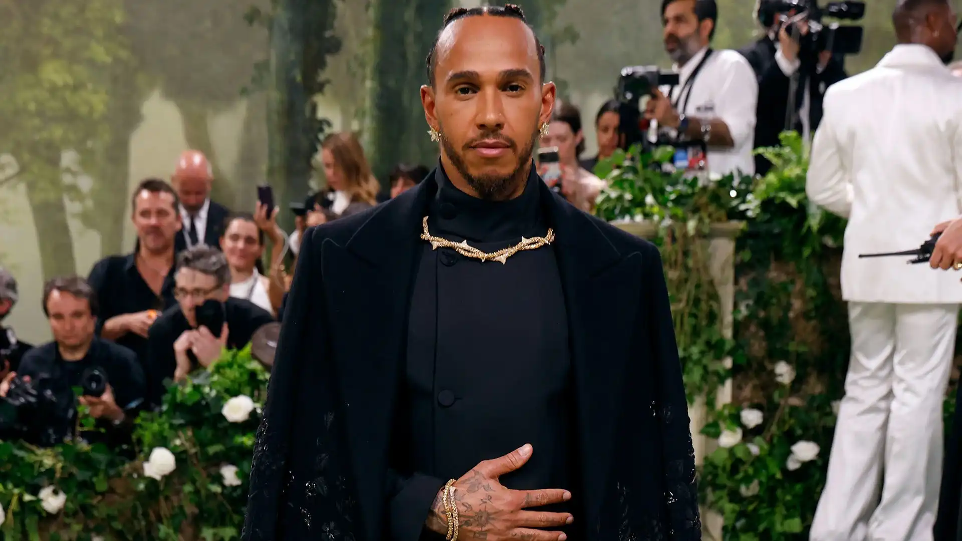 Lewis Hamilton non poteva mancare al Met Gala 2024 a New York