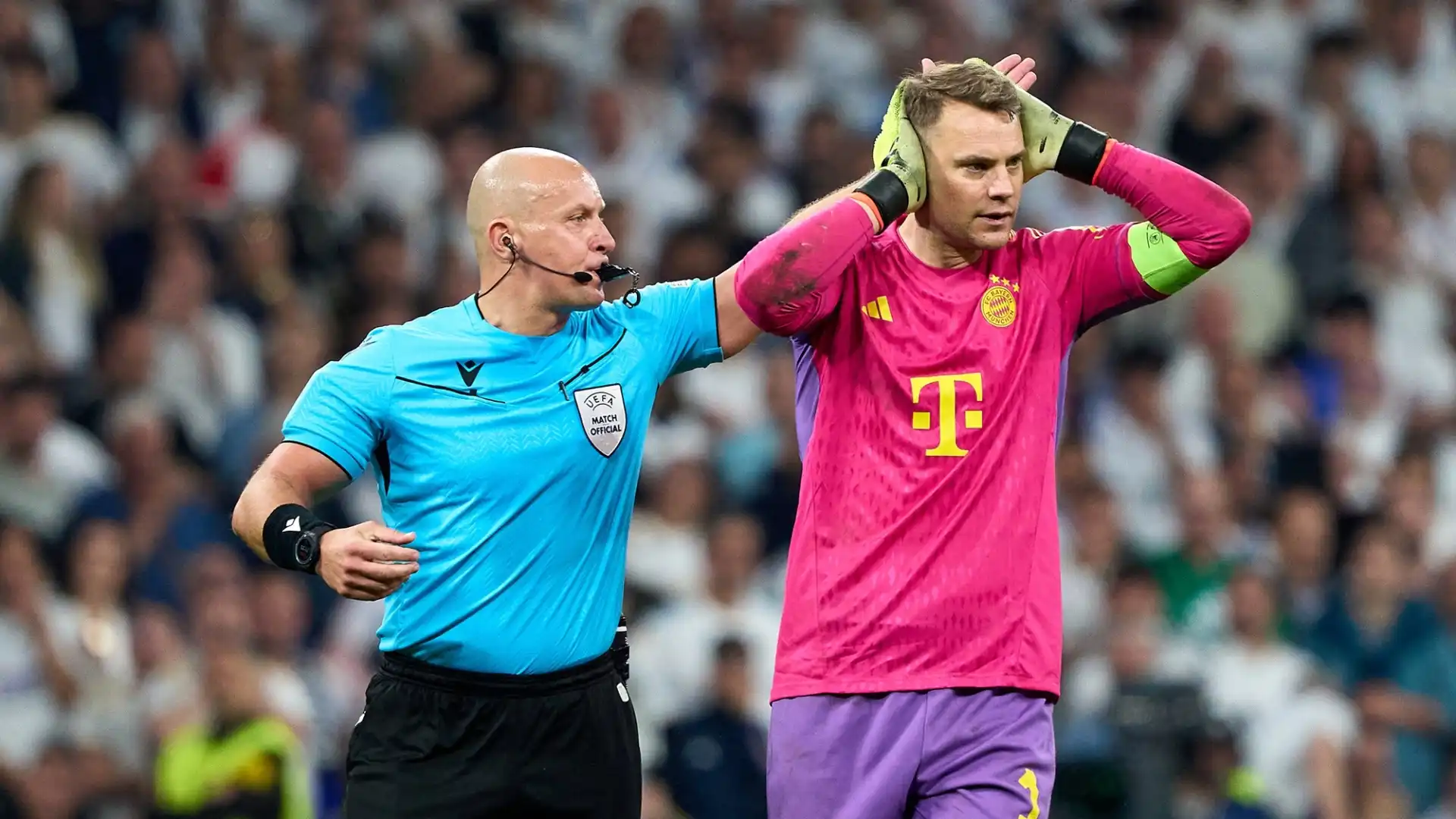 La controversa decisione dell'arbitro Marciniak in occasione del gol del pareggio di Matthijs de Ligt fa ancora arrabbiare i tifosi del Bayern a una settimana dalla partita