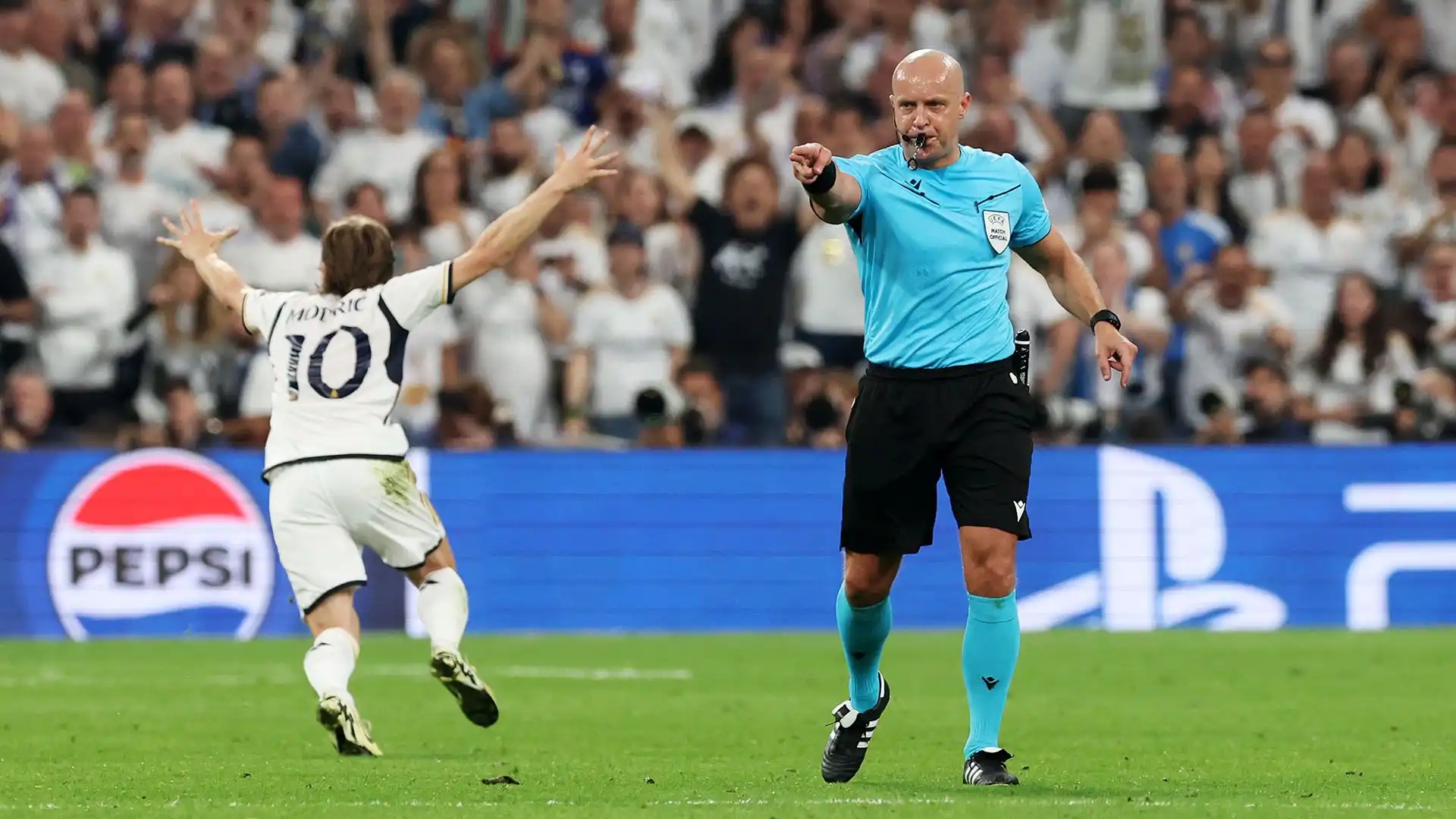 Marciniak, arbitro della finale mondiale tra Argentina e Francia, è stato fortemente criticato per la decisione presa nei minuti di recupero della semifinale di Champions League