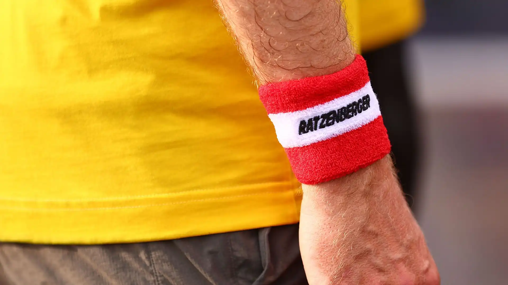 Tanti piloti hanno indossato un braccialetto per Roland Ratzenberger