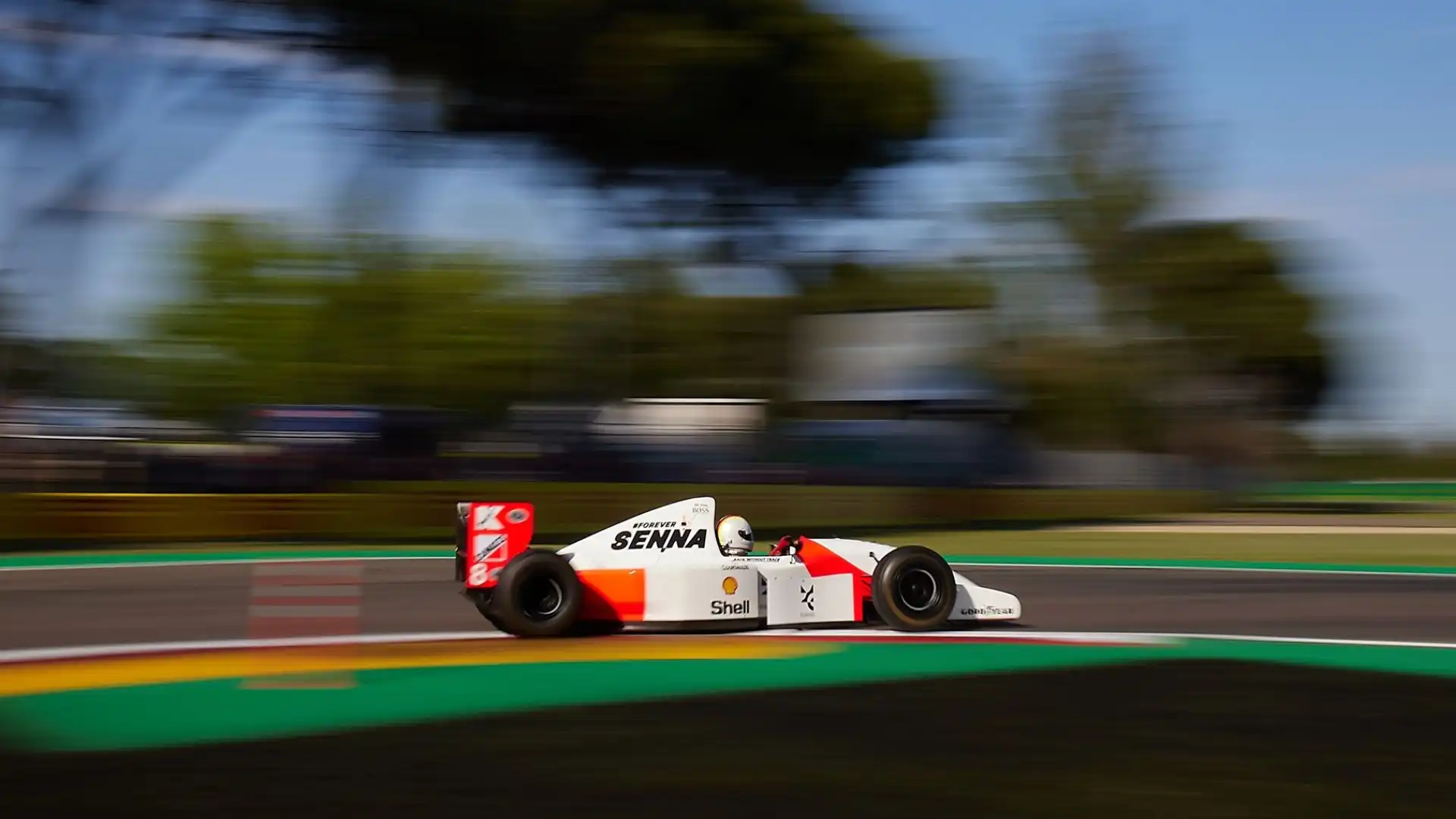 A 30 anni dalla tragica scomparsa del campione brasiliano, il pilota tedesco è sceso in pista a Imola con l'ultima McLaren guidata in carriera da Senna, prima del passaggio alla Williams