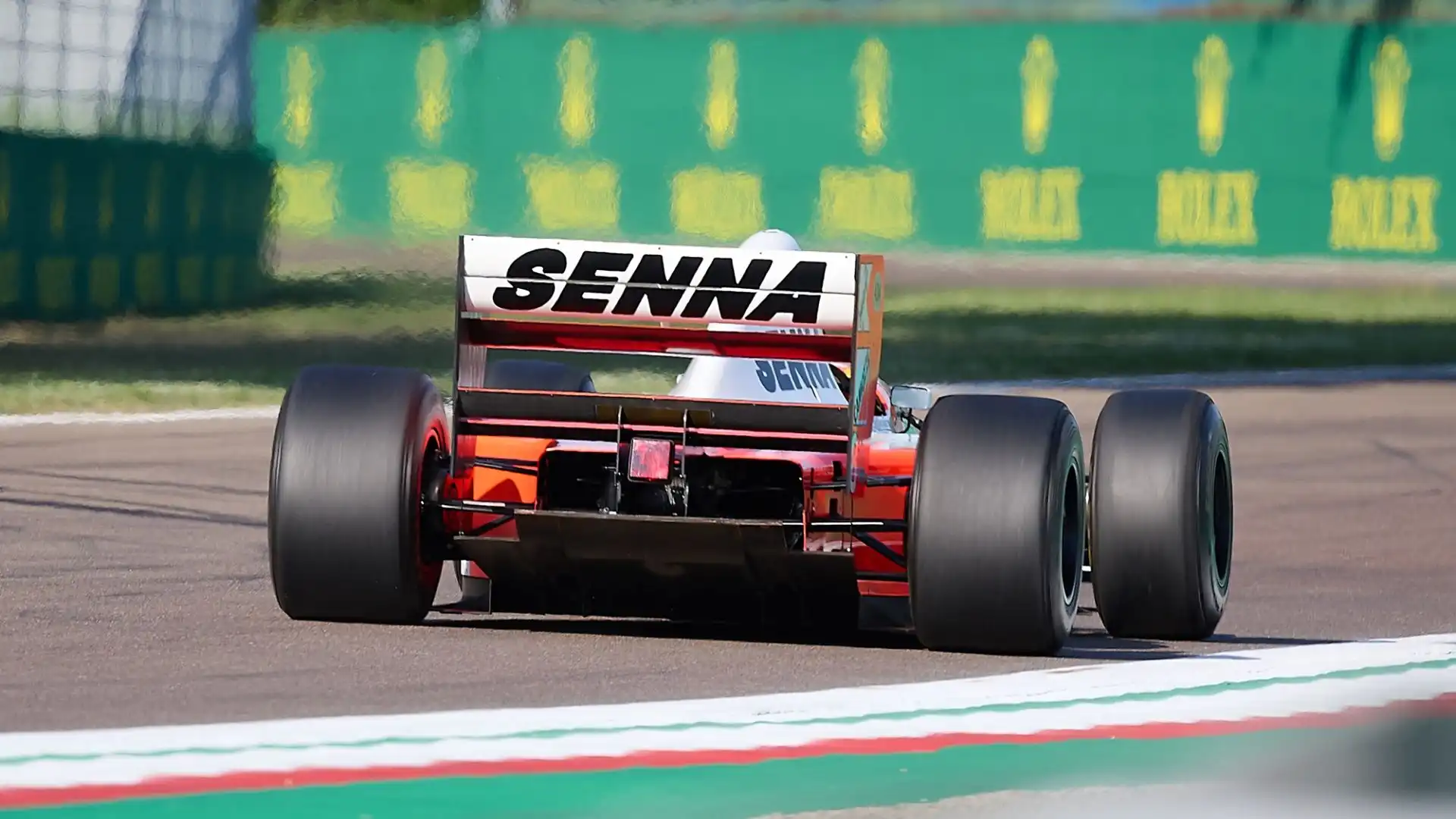 Sull'alettone posteriore le scritte "Senna" e "Forever"