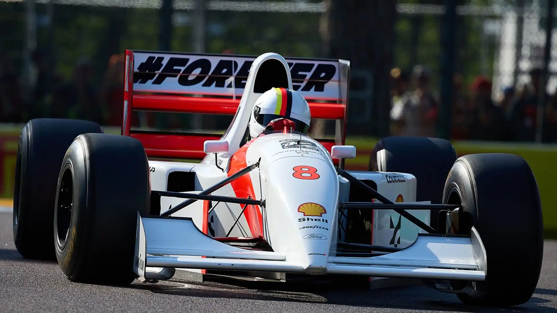 Sebastian Vettel incanta Imola guidando l'auto di Ayrton Senna