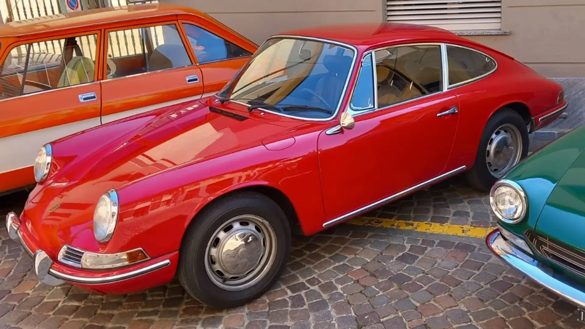 Il rosso è un colore che di  norma si abbina alla Ferrari, ma anche sulle Porsche sta benissimo