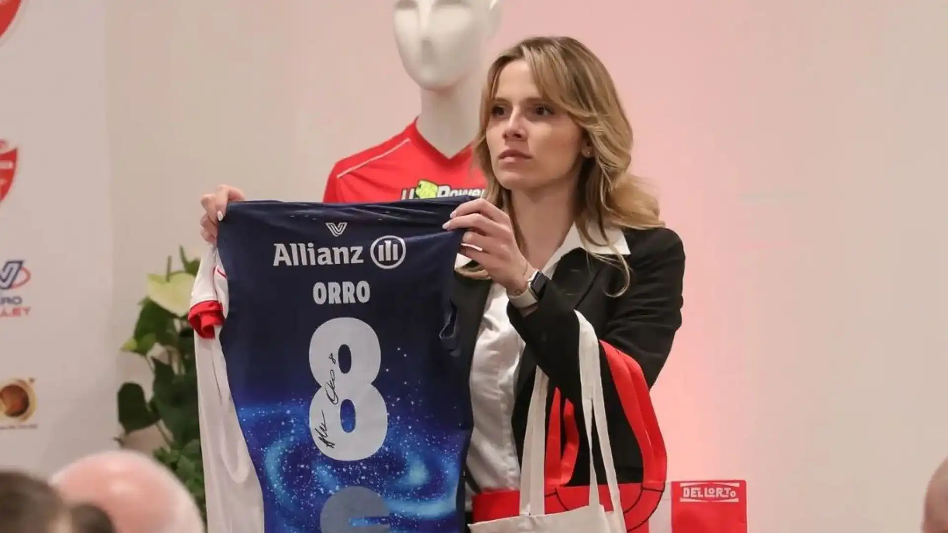 La maglia di Alessia Orro in un pacchetto con biglietti dello stadio è stata venduta a 5.000 euro.