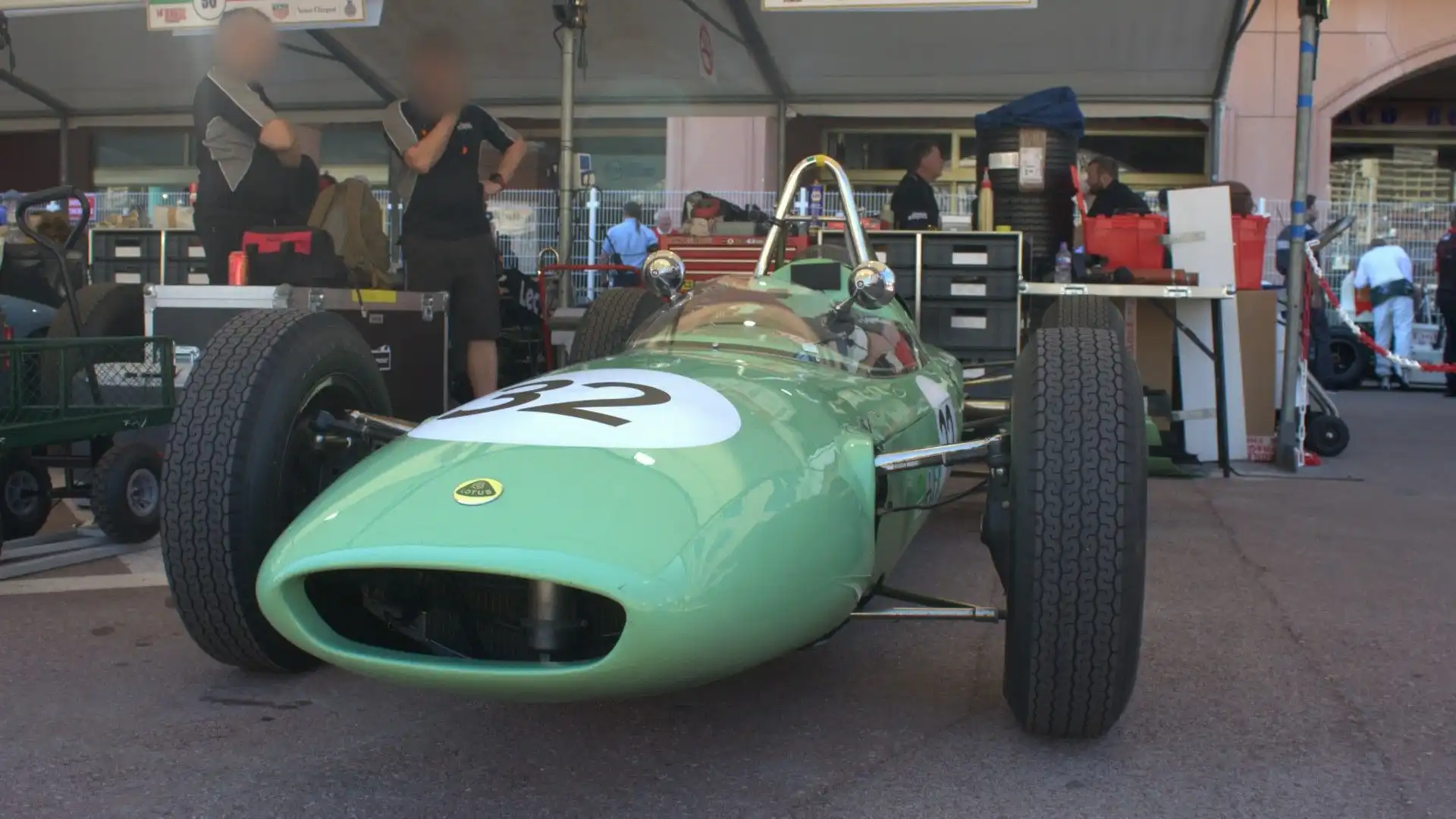 Dopo aver creato la monoscocca della Lotus 25 per il team ufficiale, Colin Chapman decise di costruire un modello di riserva con telaio spaziale