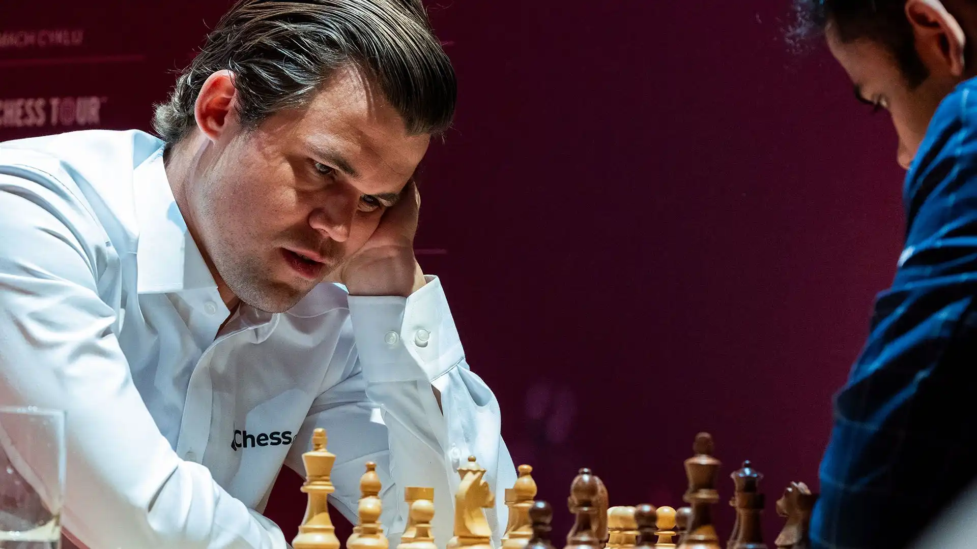 Campione del mondo dal 2013 al 2023, Carlsen è diventato grande maestro nel 2004, all'età di 13 anni