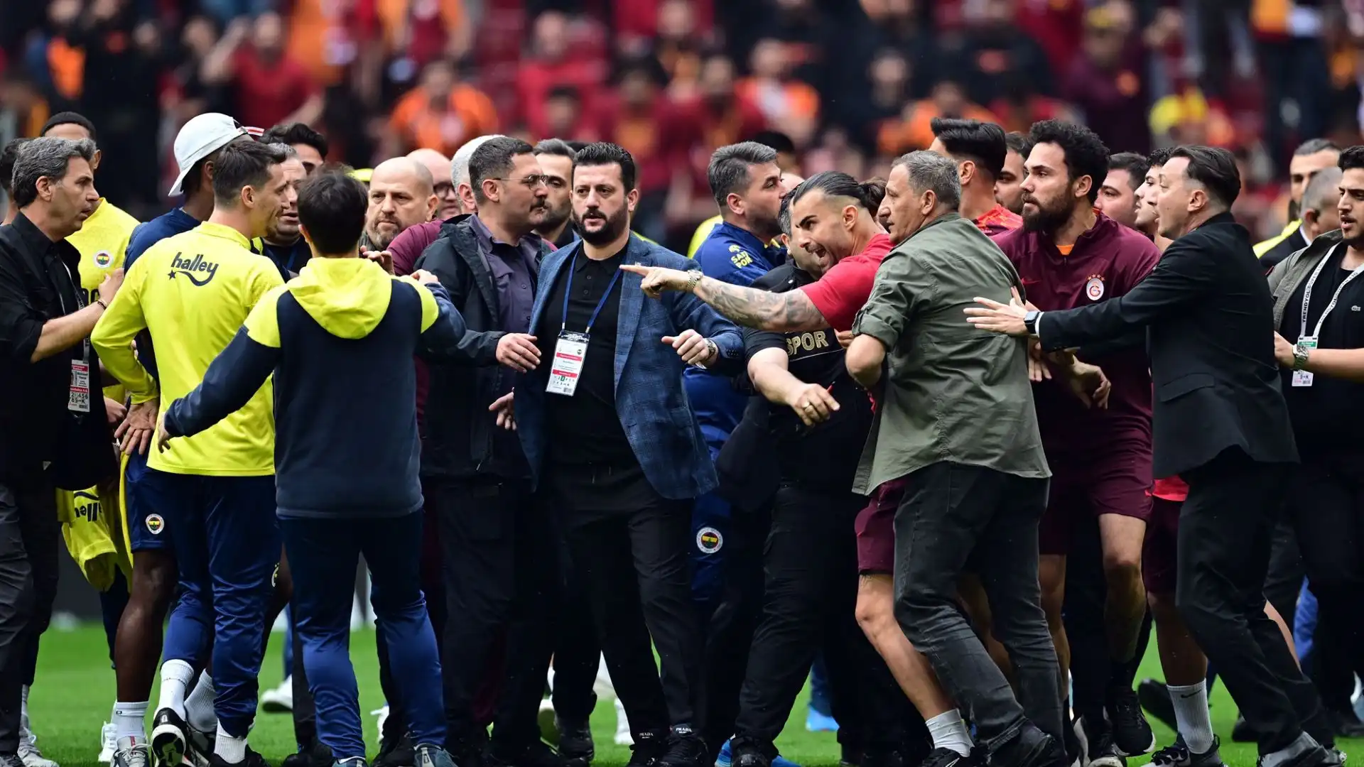 Un giocatore del Fenerbahce ha reagito ai cori dei tifosi del Galatasaray, ed è esplosa la baraonda