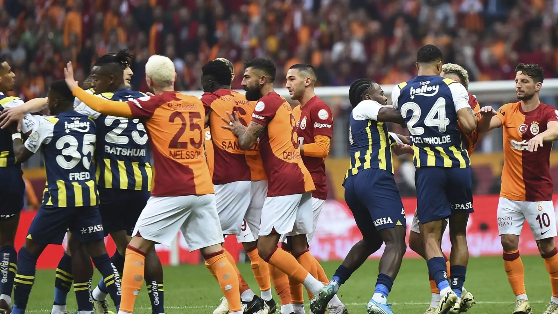 Il Fenerbahce è riuscito ad imporsi per 1-0 grazie a un gol di Soyuncu, rinviando la festa per il titolo del Galatasaray all'ultima giornata