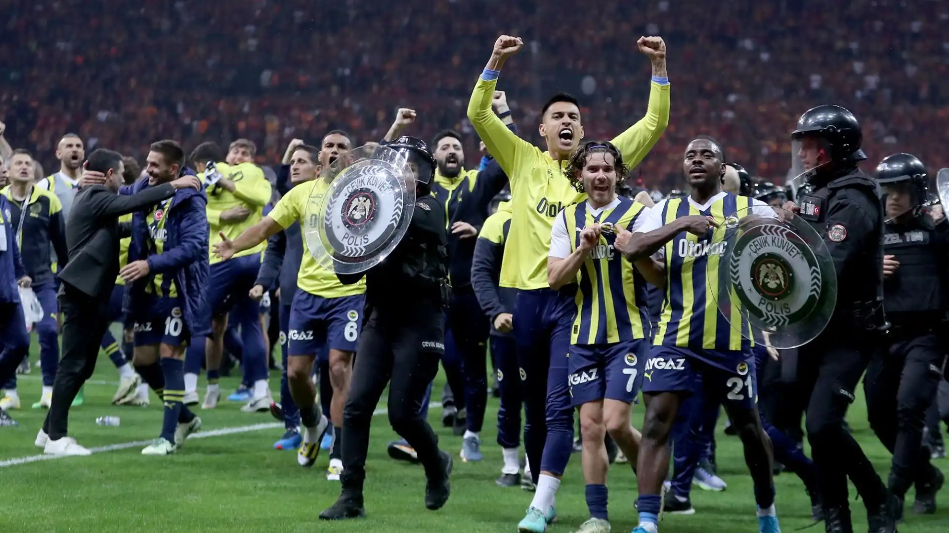 Il Fenerbahce ha esultato sotto la curva che ospitava i suoi tifosi, ed è stato protetto dagli agenti