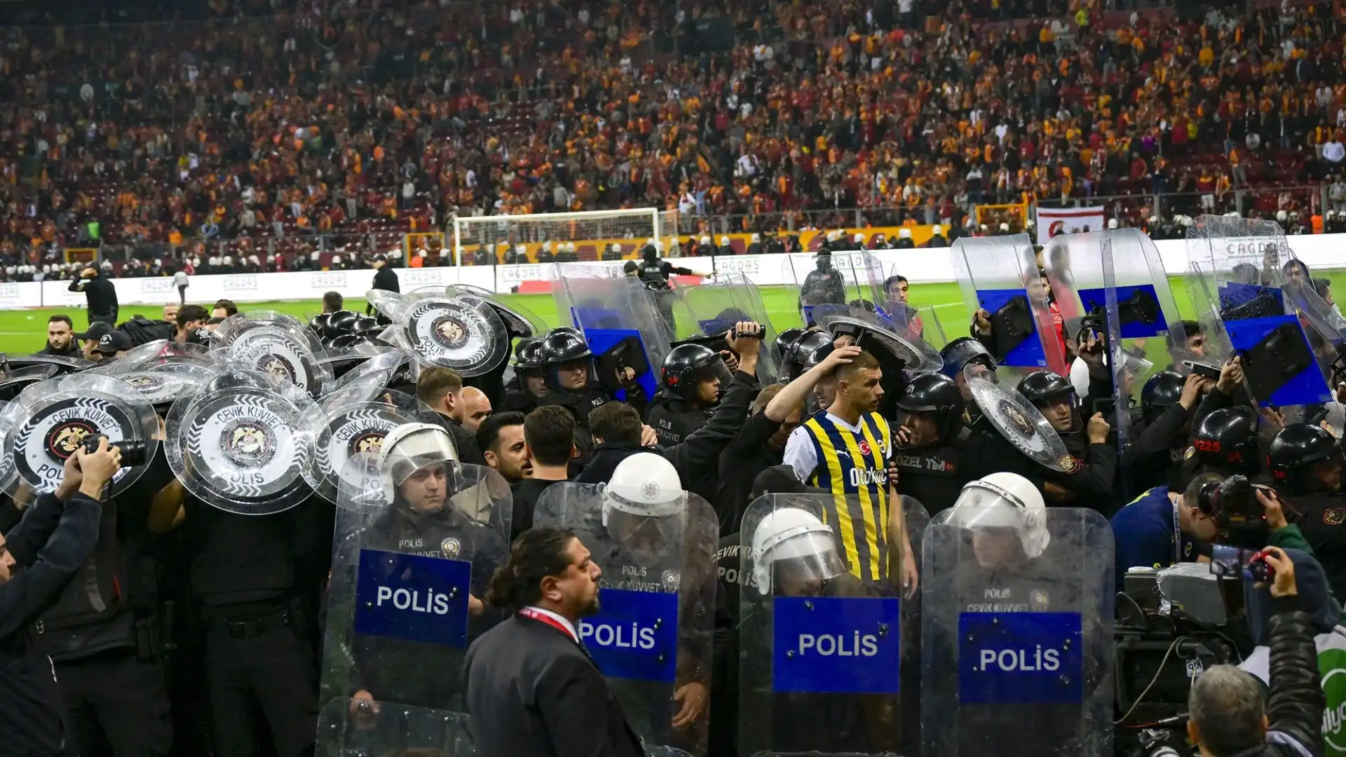 Succede di tutto nel derby di Istanbul tra Galatasaray e Fenerbahce