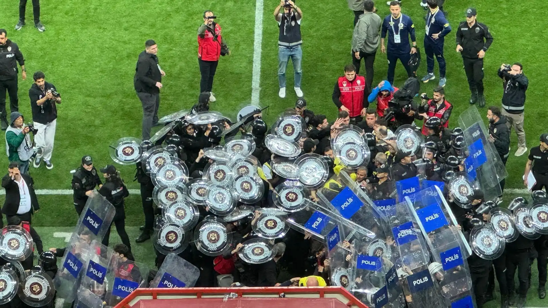 Nel finale il Fenerbahce è uscito dal campo scortato dagli agenti di polizia in tenuta antisommossa