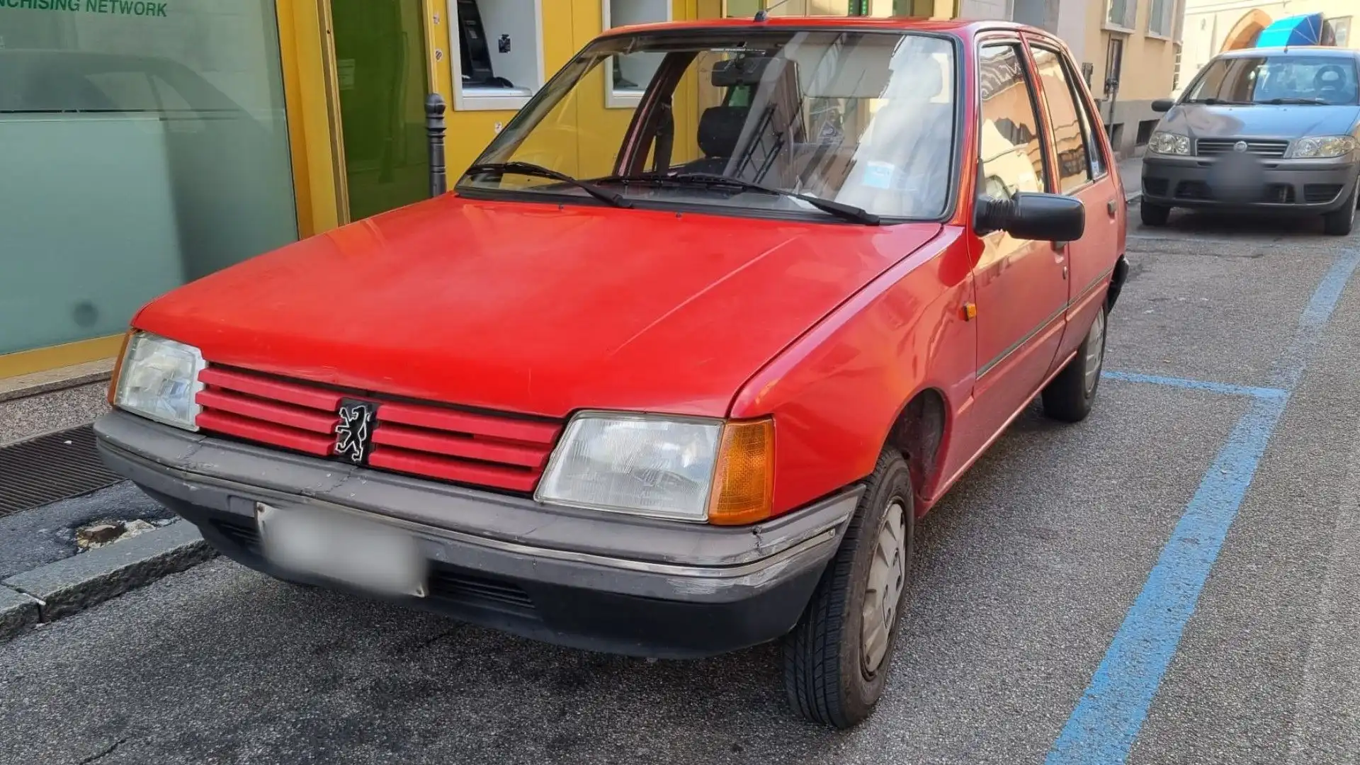 Un tuffo nel passato con le foto della simpatica Peugeot 205 Junior