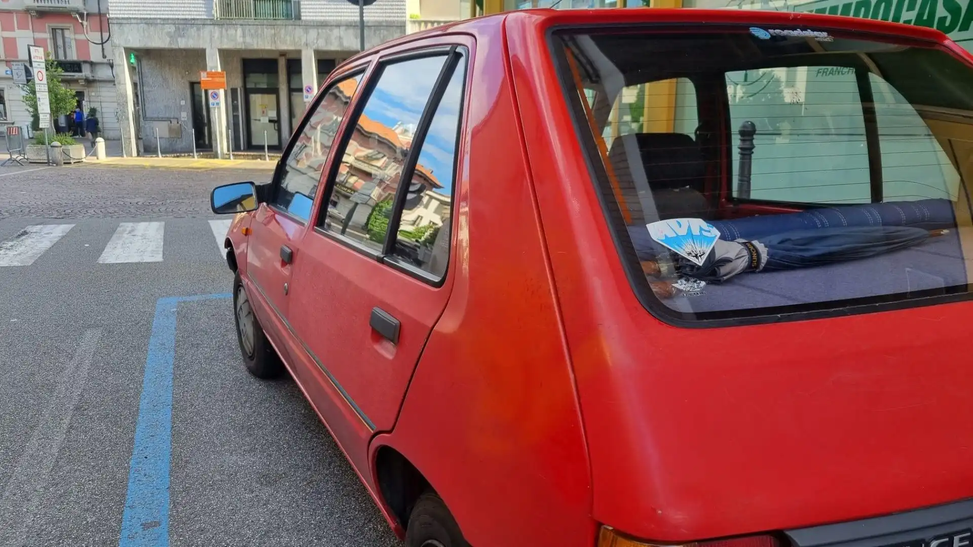 È stata lanciata come una versione economica e accessibile della Peugeot 205