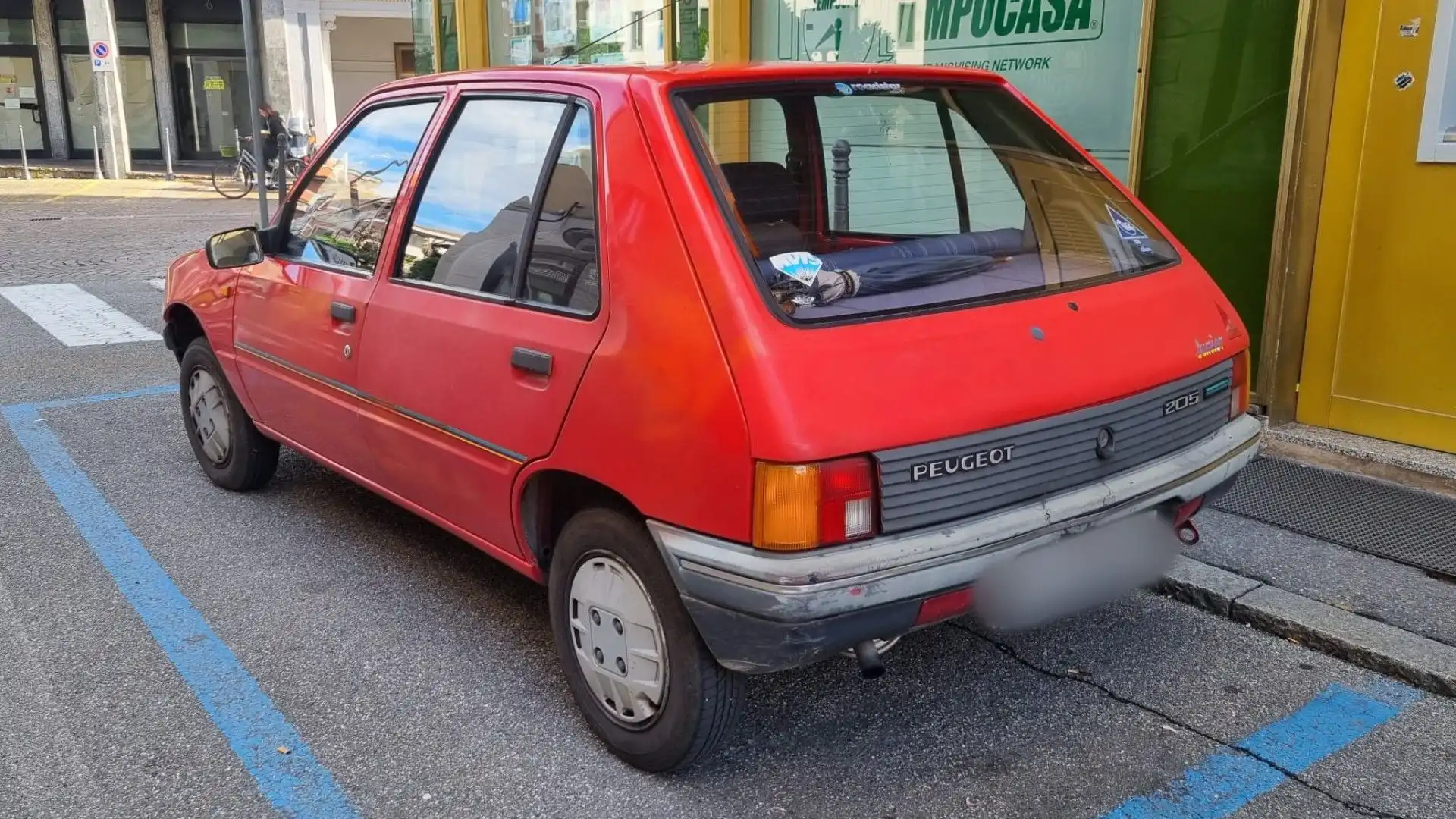 La Peugeot 205 Junior offriva un'eccellente maneggevolezza, elemento importantissimo per i giovani neopatentati