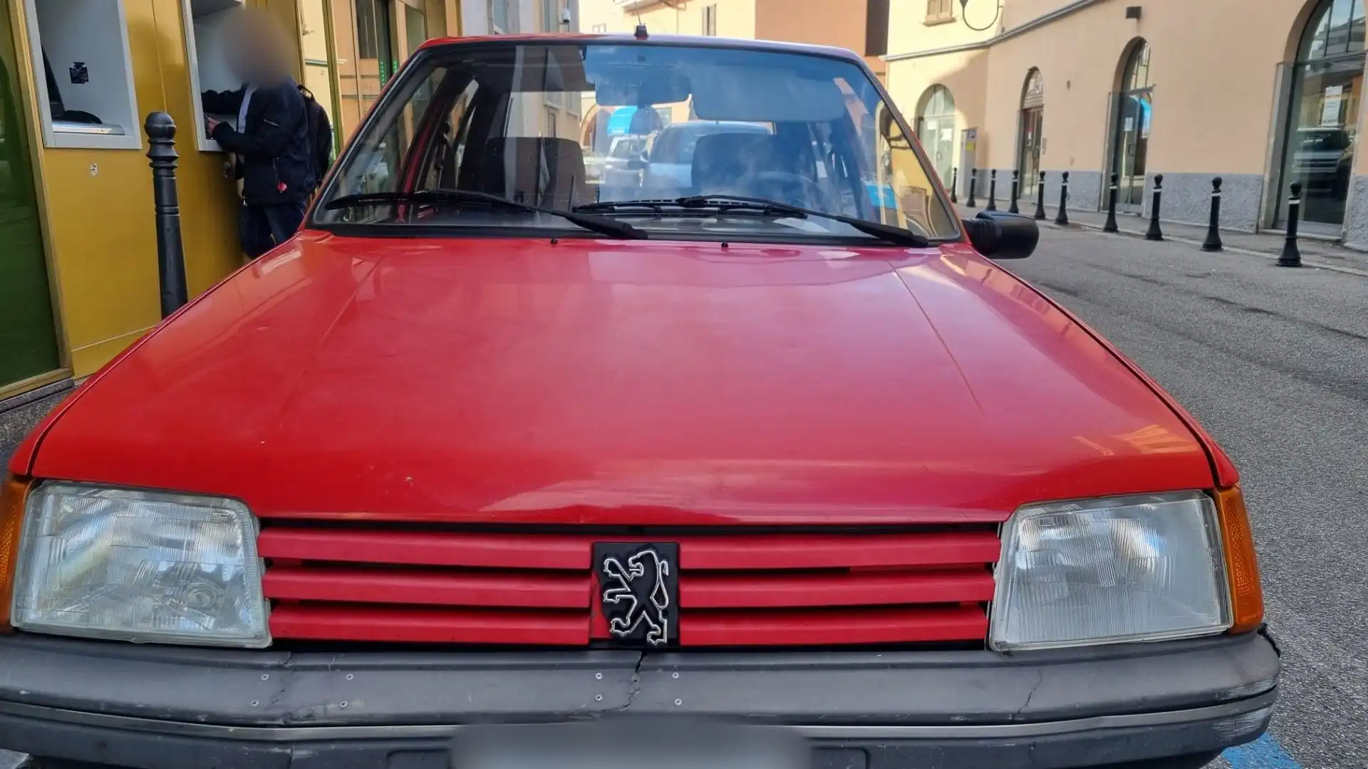 La Peugeot 205 Junior è diventata un'auto classica molto amata dai collezionisti