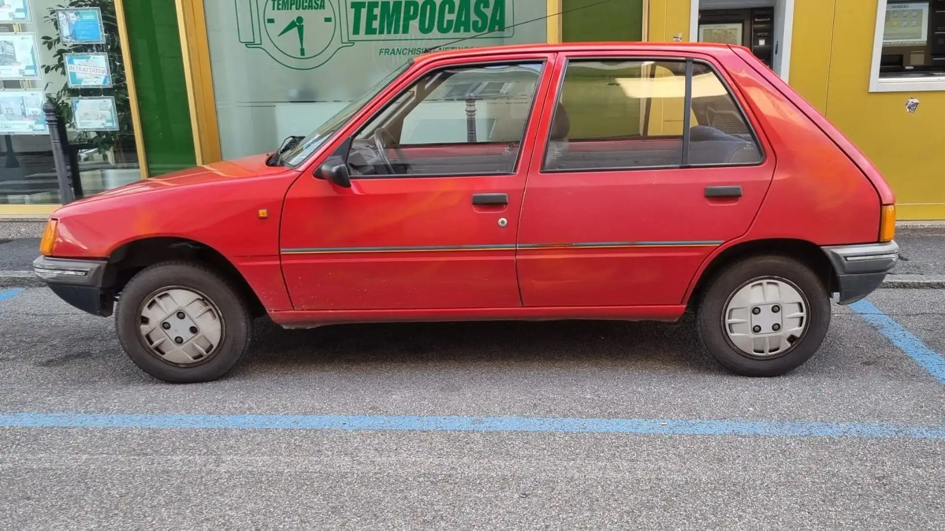 Sul fianco presentava le linee colorate, elemento inserito da Peugeot per intercettare i giovani