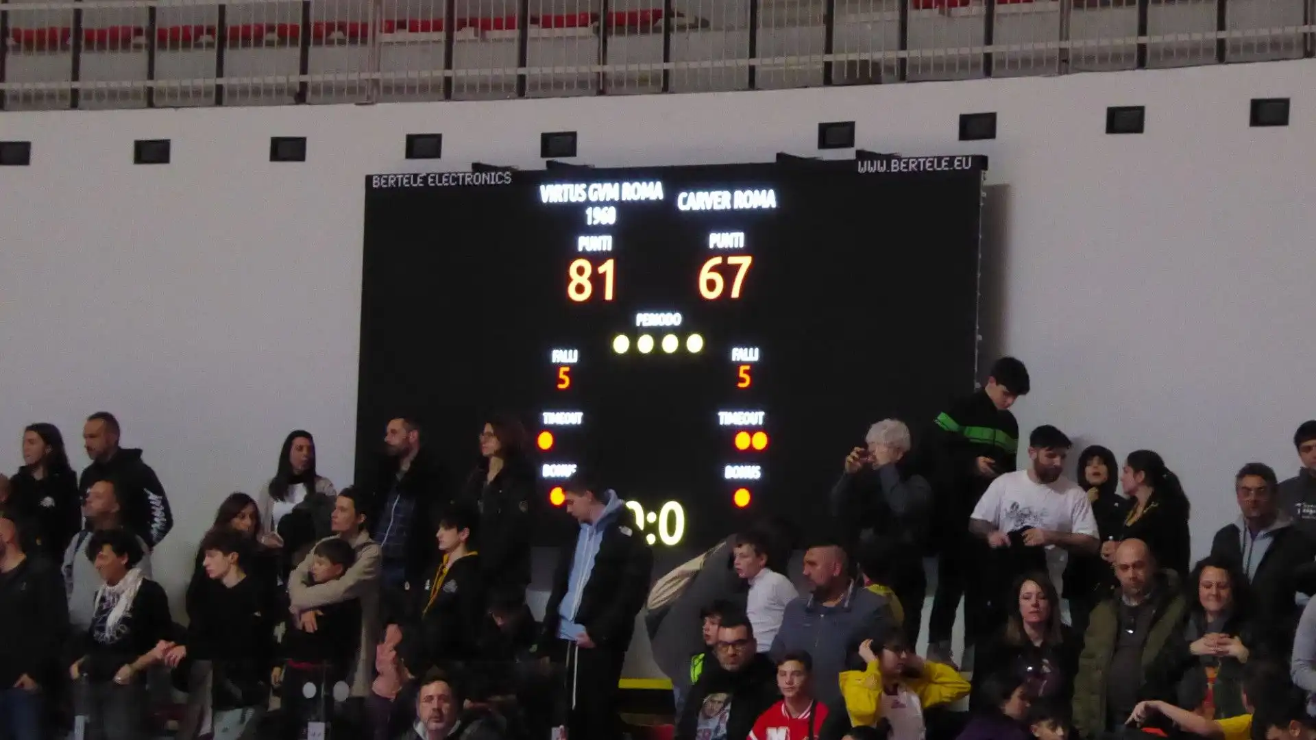 74-50 il punteggio indicato dal tabellone a fine gara