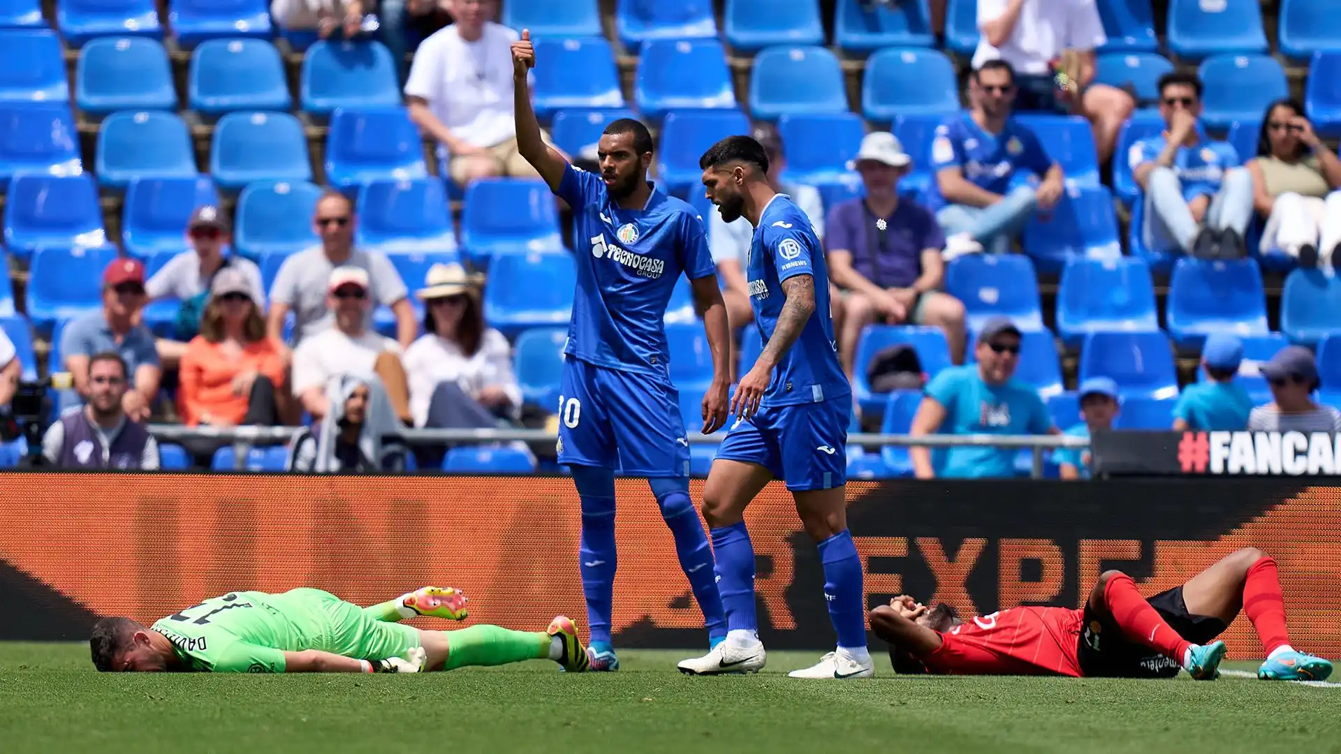 Il portiere è crollato a terra incosciente, allarmando subito i compagni di squadra e i giocatori rivali