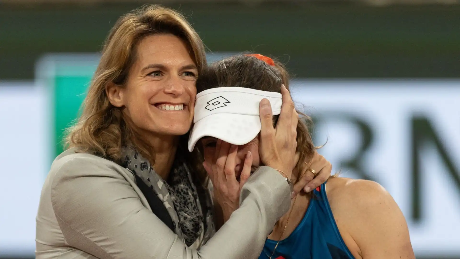 Molto commossa, Alize Cornet è stata abbracciata dalla direttrice del torneo, Amelie Mauresmo