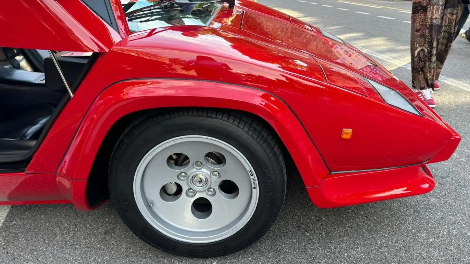 La Countach ha contribuito a salvare Lamborghini dalla bancarotta nel 1980, imponendo nel mondo la sport-car italiana con la sua forma a cuneo