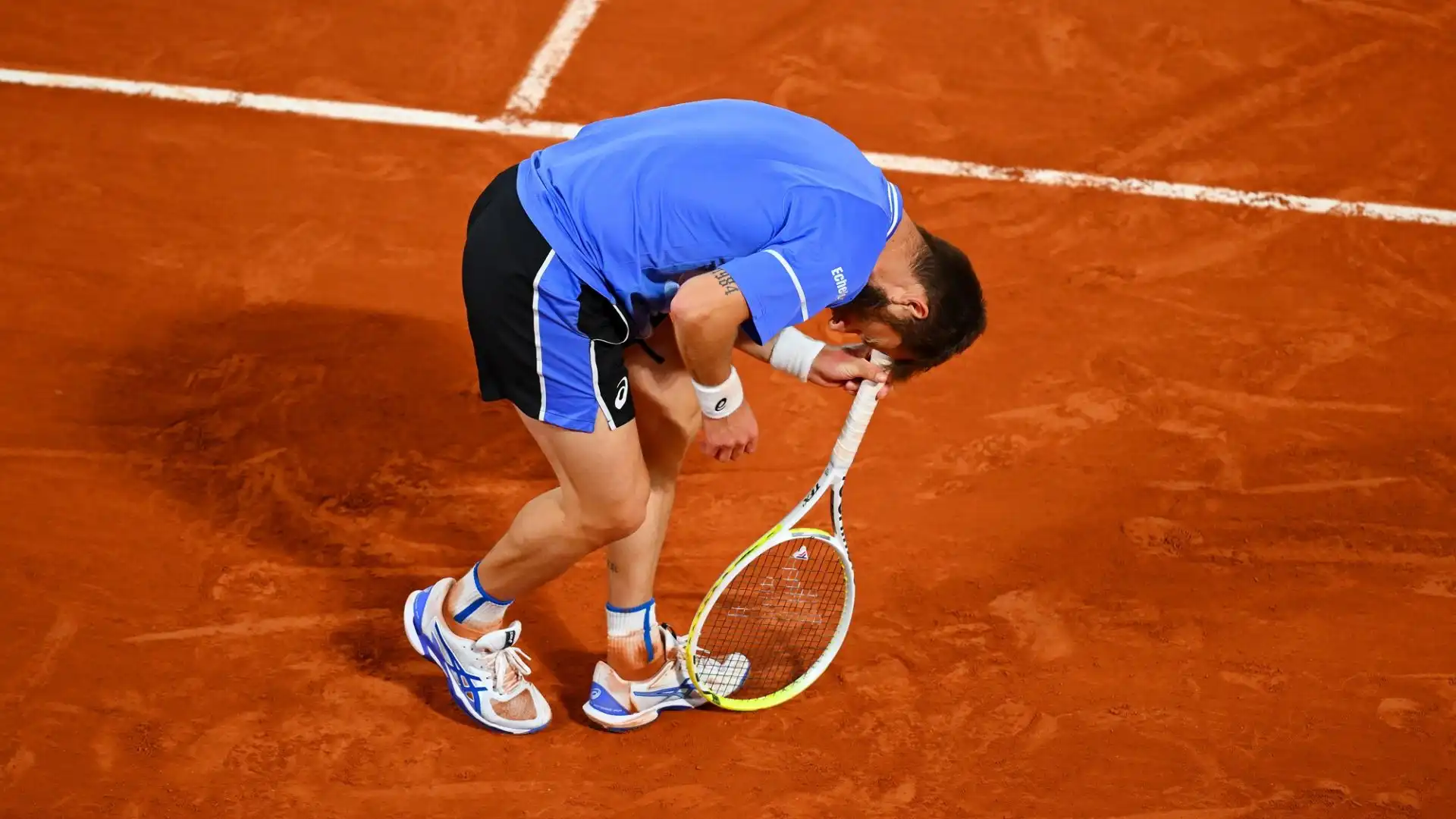 Jannik Sinner ha conquistato la qualificazione ai quarti di finale del Roland Garros superando in quattro set Corentin Moutet