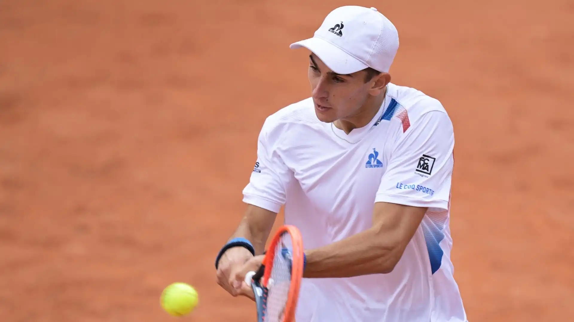 Matteo Arnaldi ha trionfato nel primo turno del Roland Garros superando Arthur Fils in un intenso match che è durato quasi tre ore