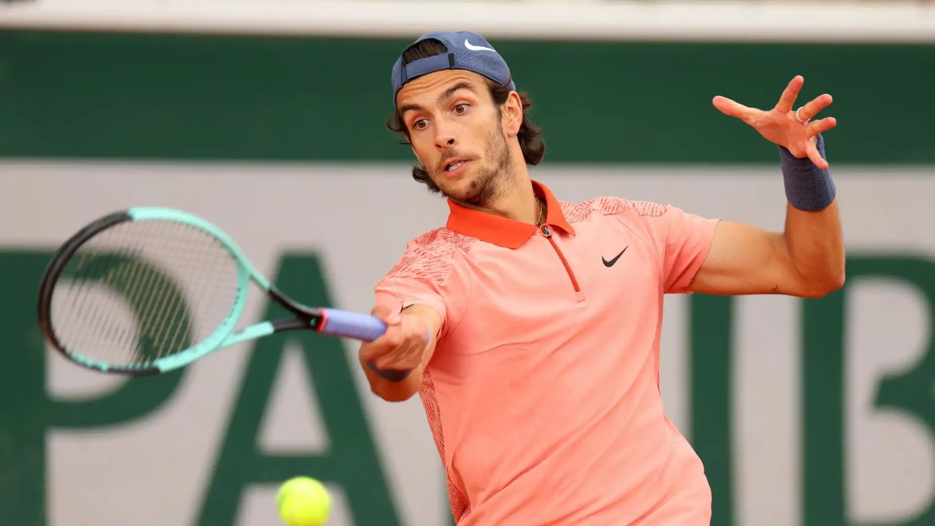 Lorenzo Musetti ha brillantemente superato il primo turno del Roland Garros, sconfiggendo il colombiano Daniel Elahi Galan