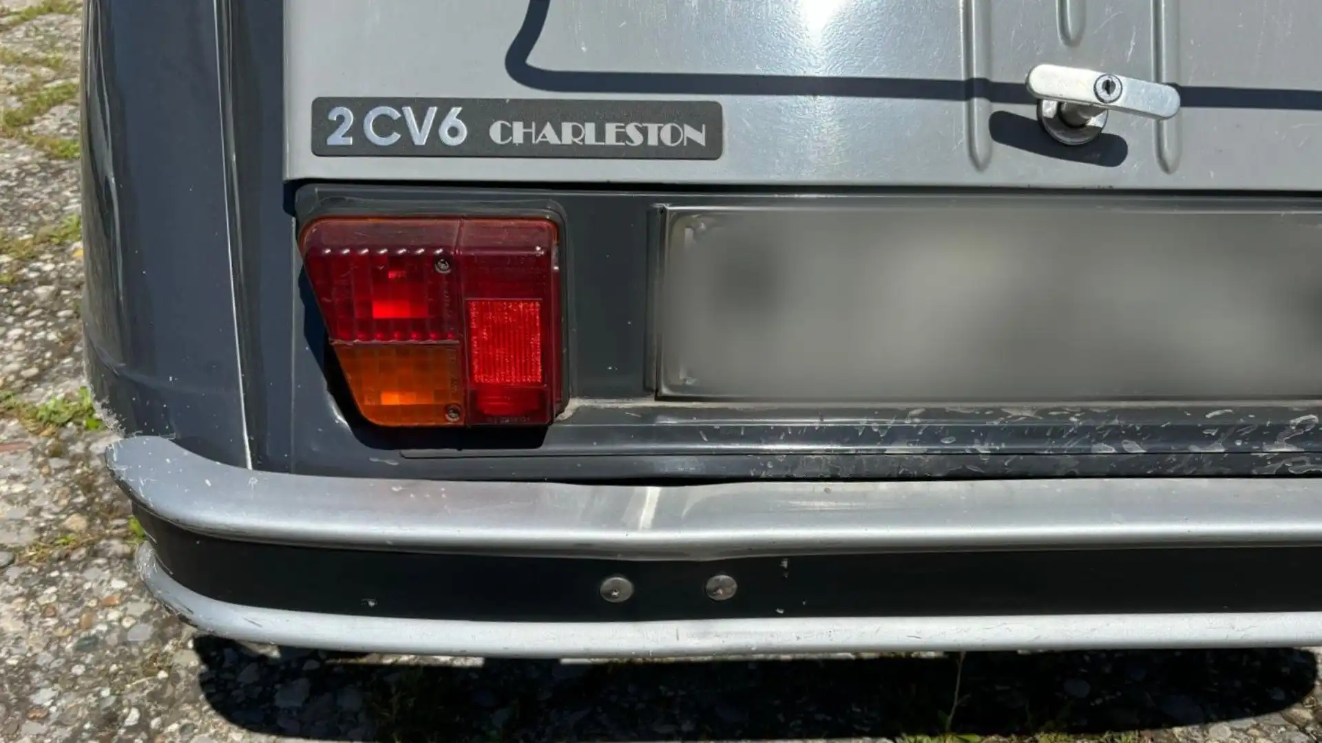 In queste immagini si può ammirare la bellissima Citroën 2CV 6 versione Charleston