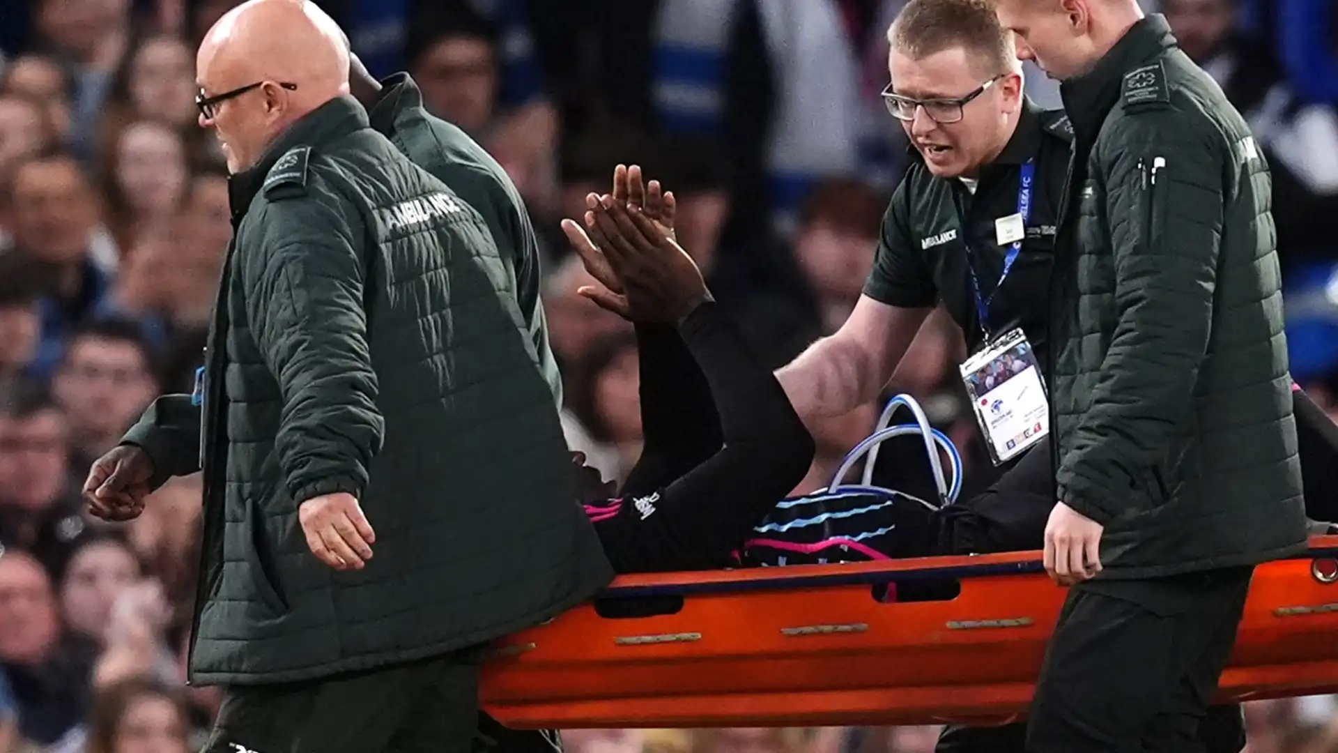Bolt nonostante il dolore ha applaudito i tifosi che gli hanno riservato una standing ovation alla sua uscita dal campo