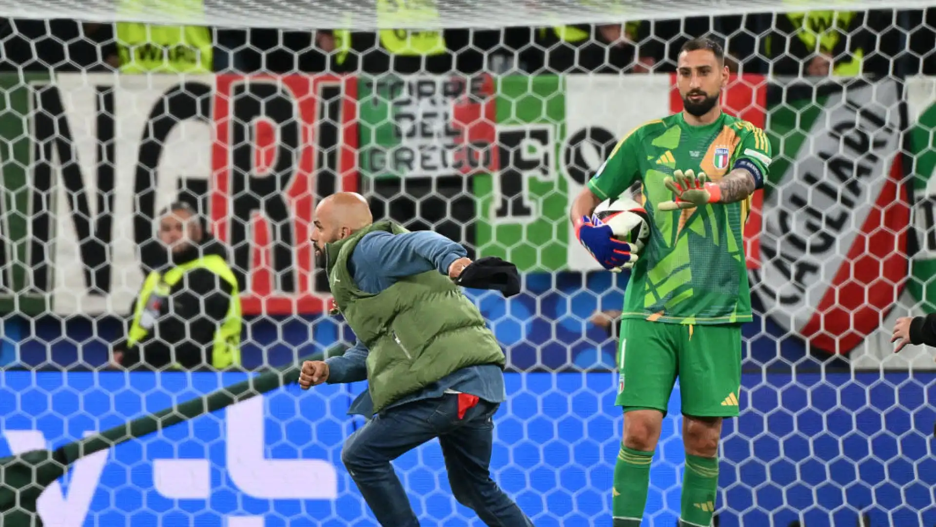 Un ultimo dribbling gli è risultato fatale ed è scivolato sul campo.