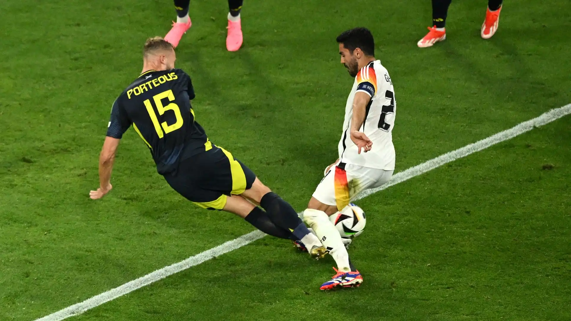 Sul risultato di 2-0 per la squadra di casa, il centrocampista tedesco è stato abbattuto nell'area scozzese