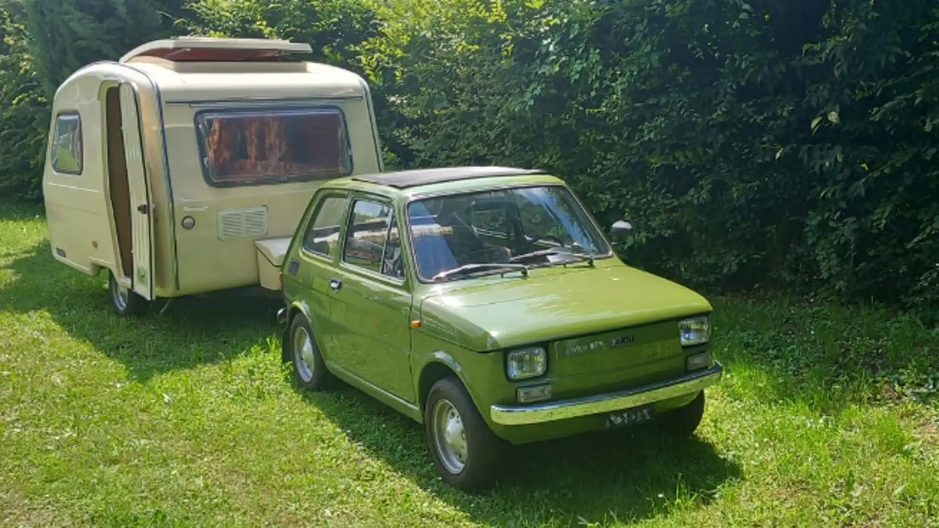 Una Fiat 126 che traina una roulotte