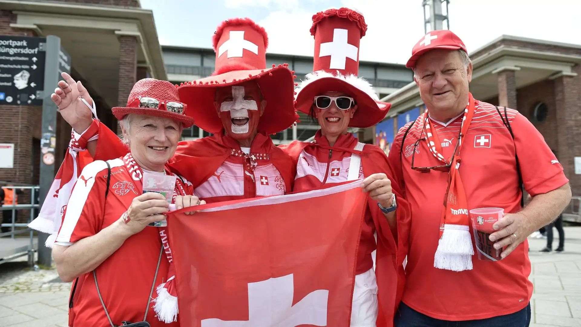 Dei coloratissimi tifosi della Svizzera aspettano il calcio d'inizio