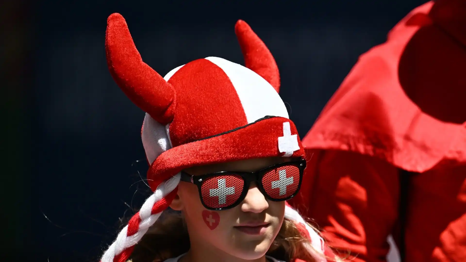 Cappello, treccine e occhiali: qui si tifa Svizzera