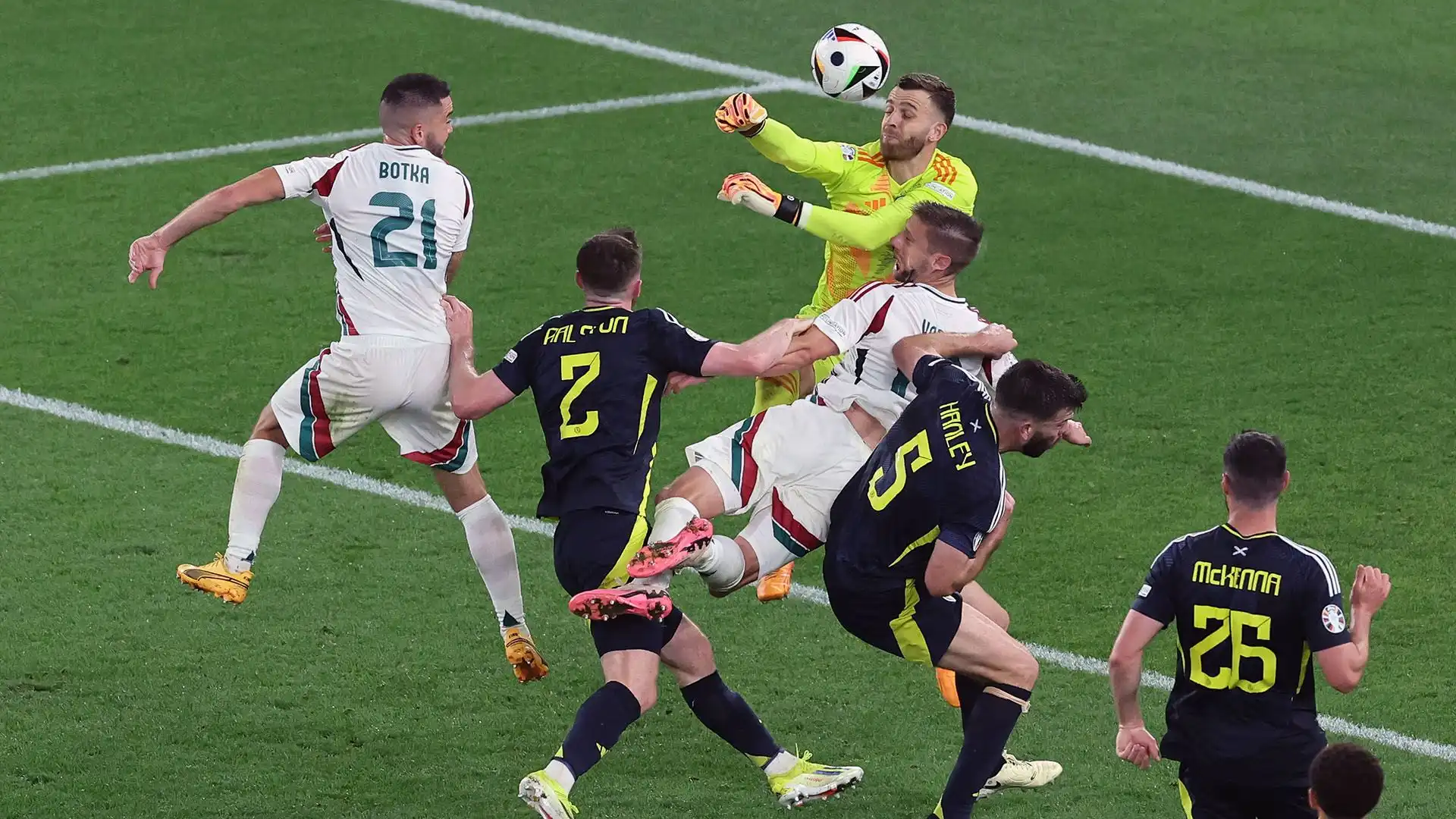 L'attaccante dell'Ungheria nel secondo tempo della sfida di Euro 2024 contro la Scozia è stato suo malgrado protagonista di un terribile scontro di gioco