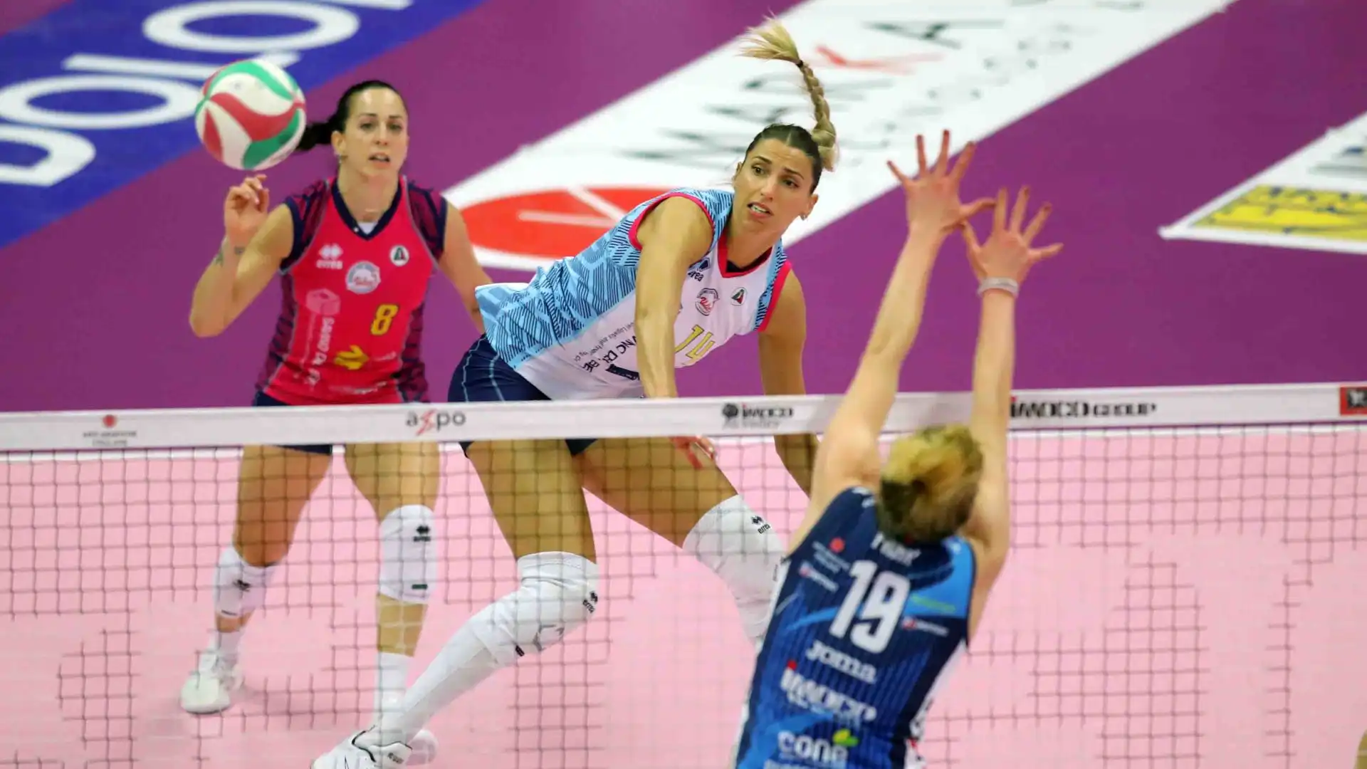 Con la Dinamo Kazan ha vinto la Cev Cup.