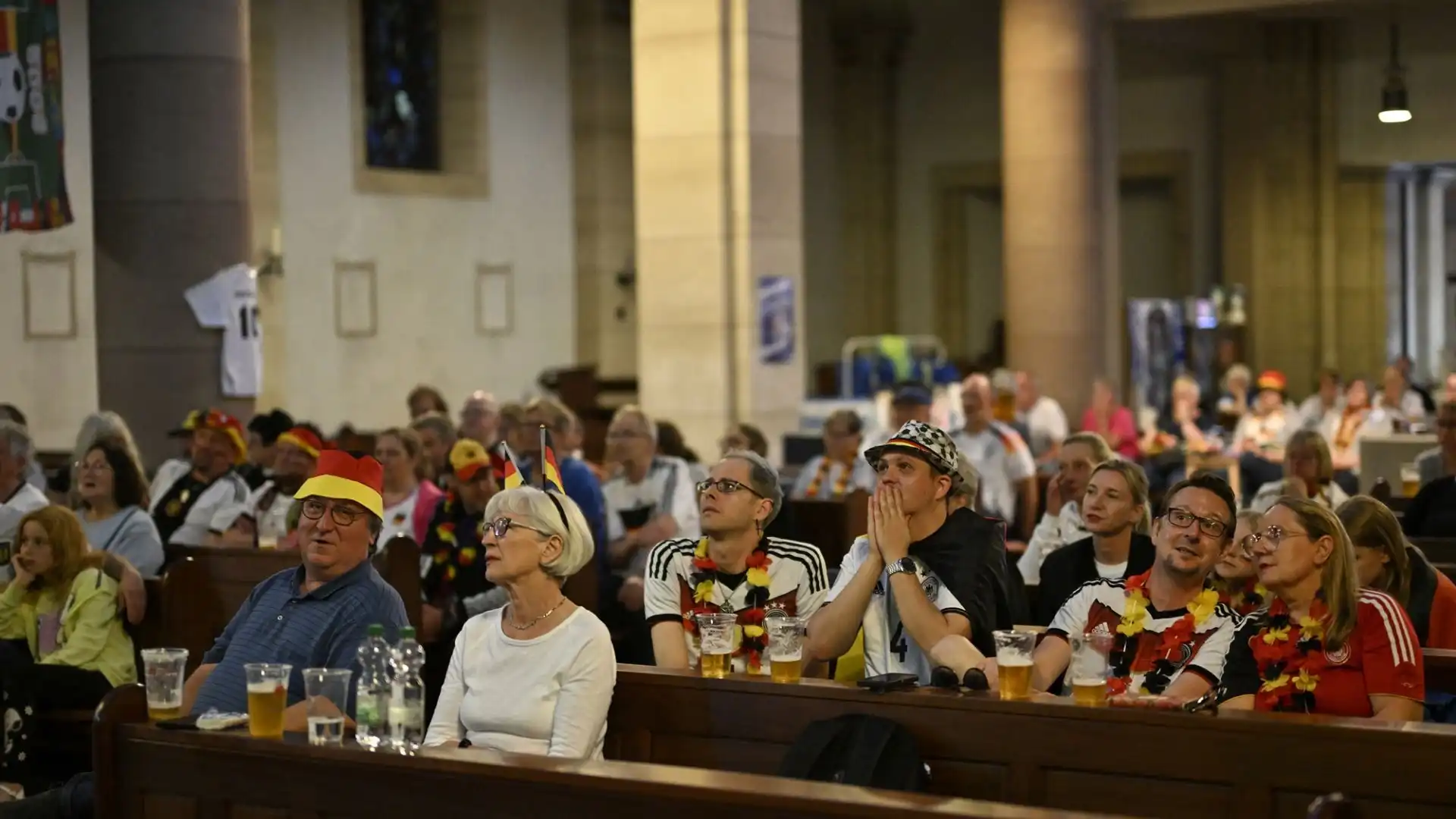 Tanti tifosi tedeschi hanno seguito l'ultima partita del girone A di Euro 2024 nella chiesa sconsacrata di St Joseph a Gelsenkirchen