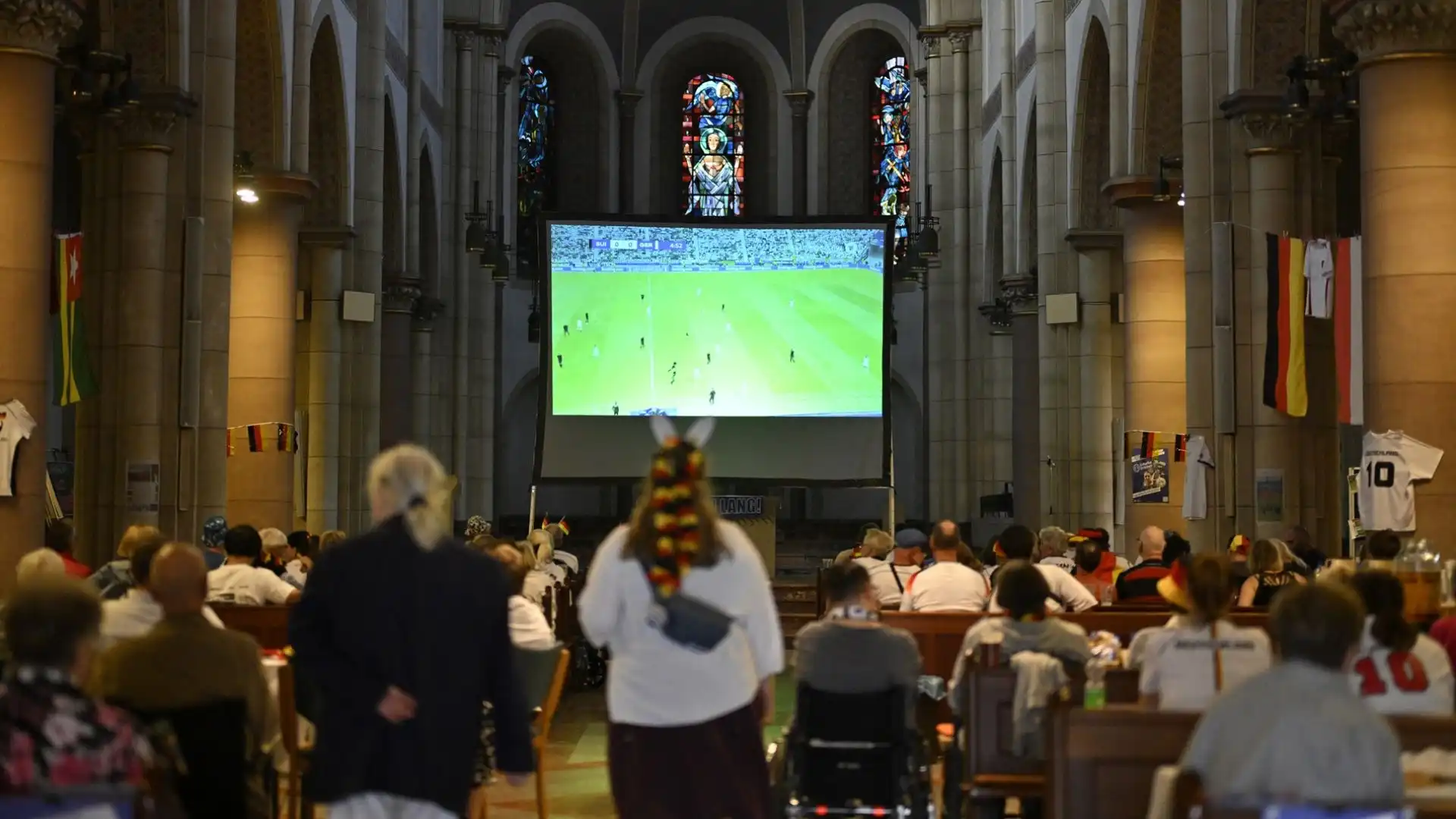 Birra e cori in chiesa durante Svizzera-Germania