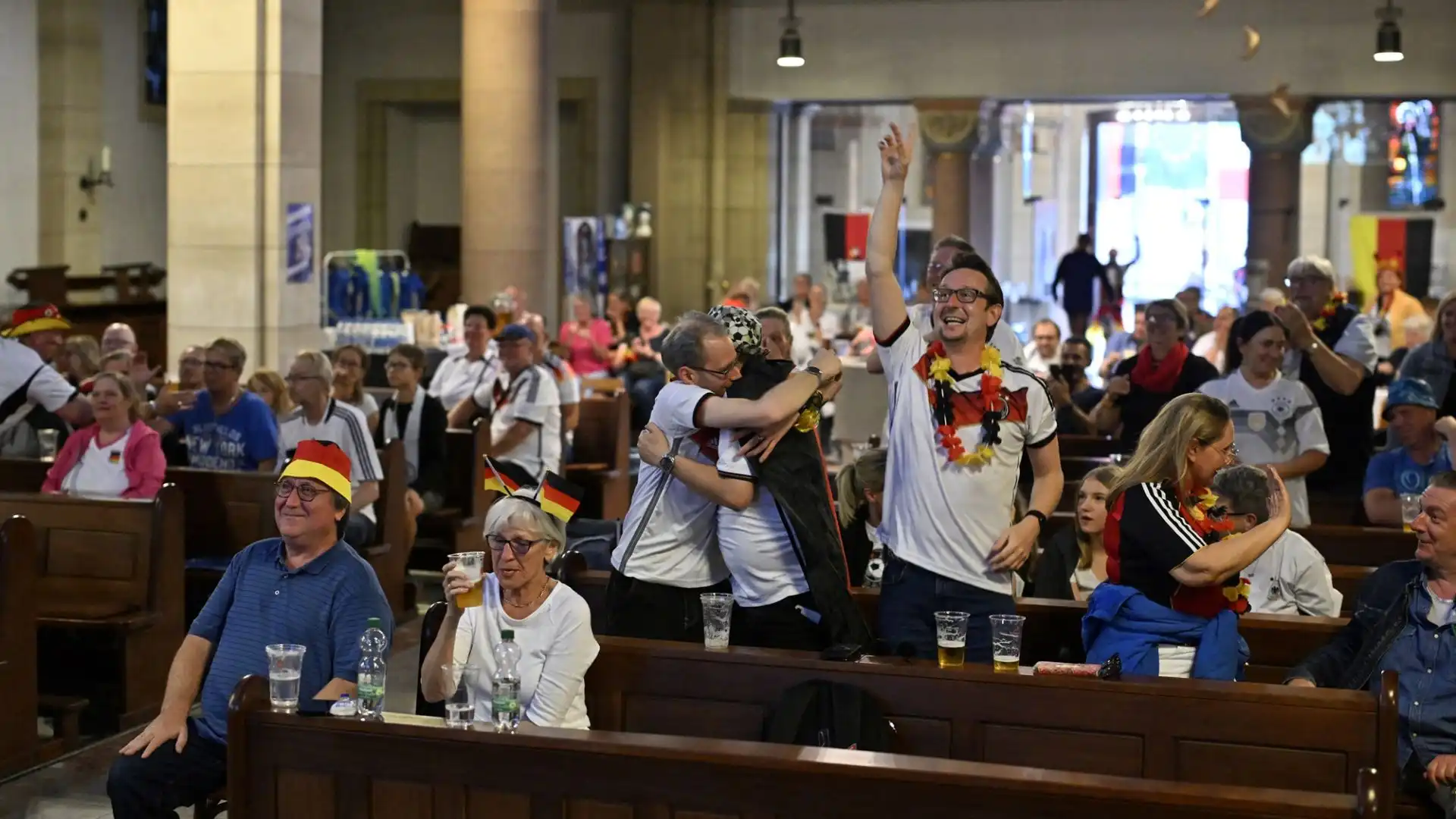 I tifosi hanno seguito la sfida tra i due colonnati della chiesa