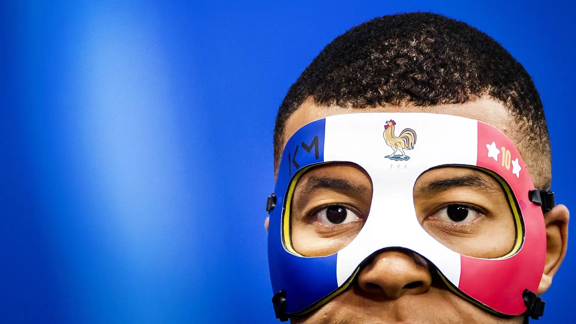 Kylian Mbappé ha mostrato durante l'allenamento con la Francia la sua nuova maschera, che non sarà però indossata durante il match contro l'Olanda