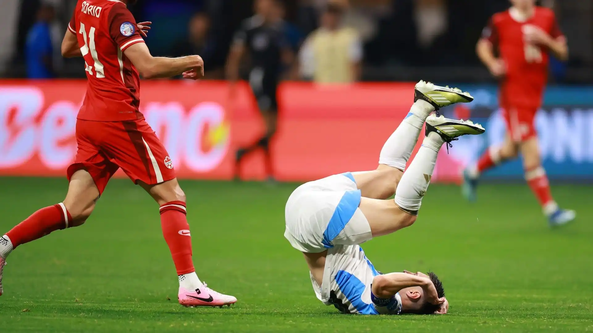 Terrificante entrata su Lionel Messi durante la partita di Copa America tra Argentina e Canada