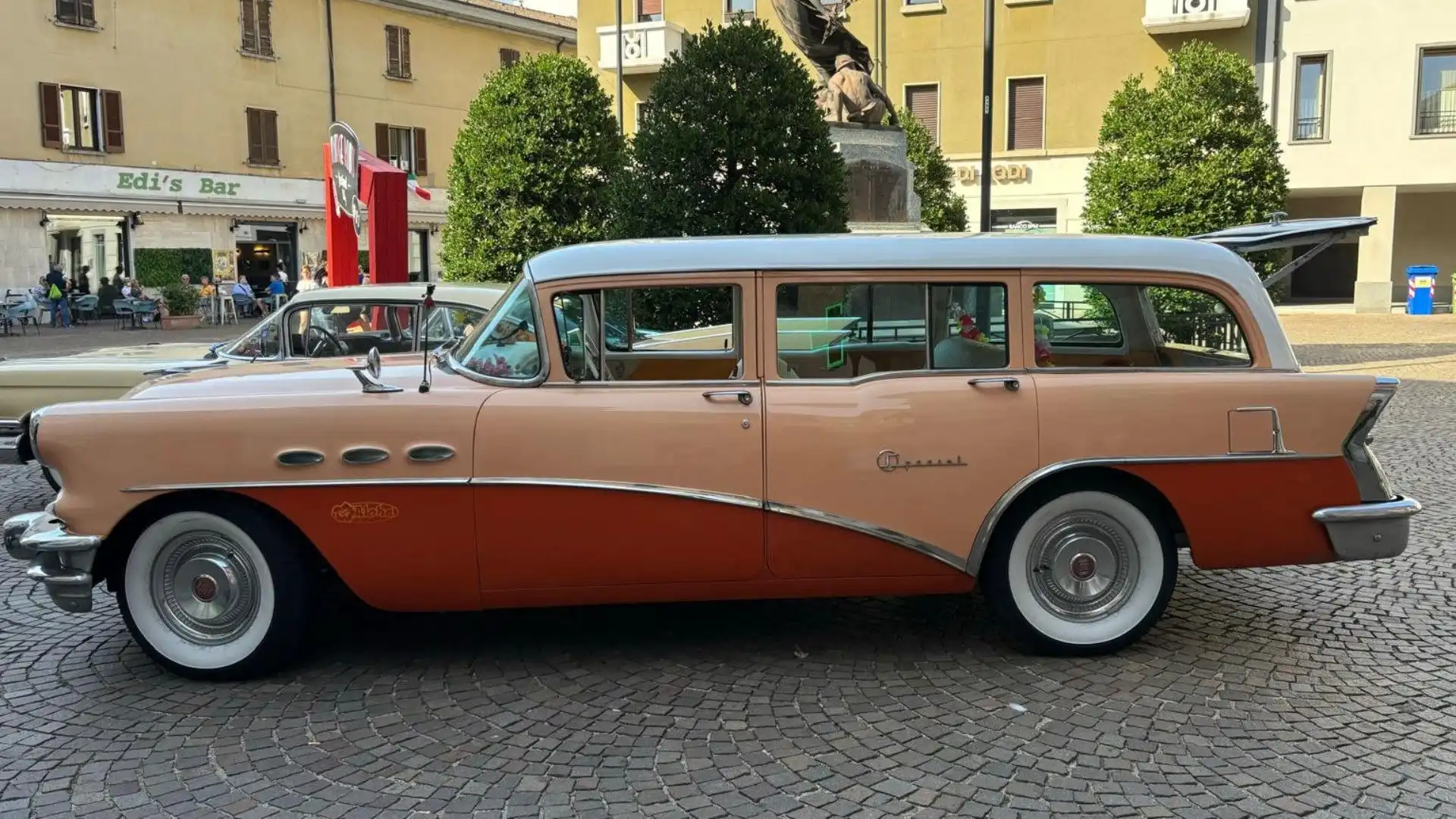 La Buick Special Estate Wagon è una gigantesca station wagon