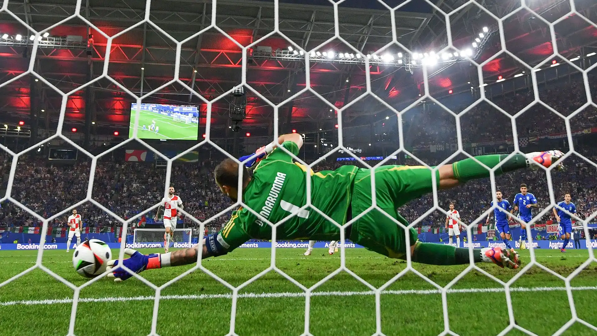 Rievocando la magia di Euro 2020, Gigio si è superato in tuffo respingendo il tiro dagli undici metri del fuoriclasse croato
