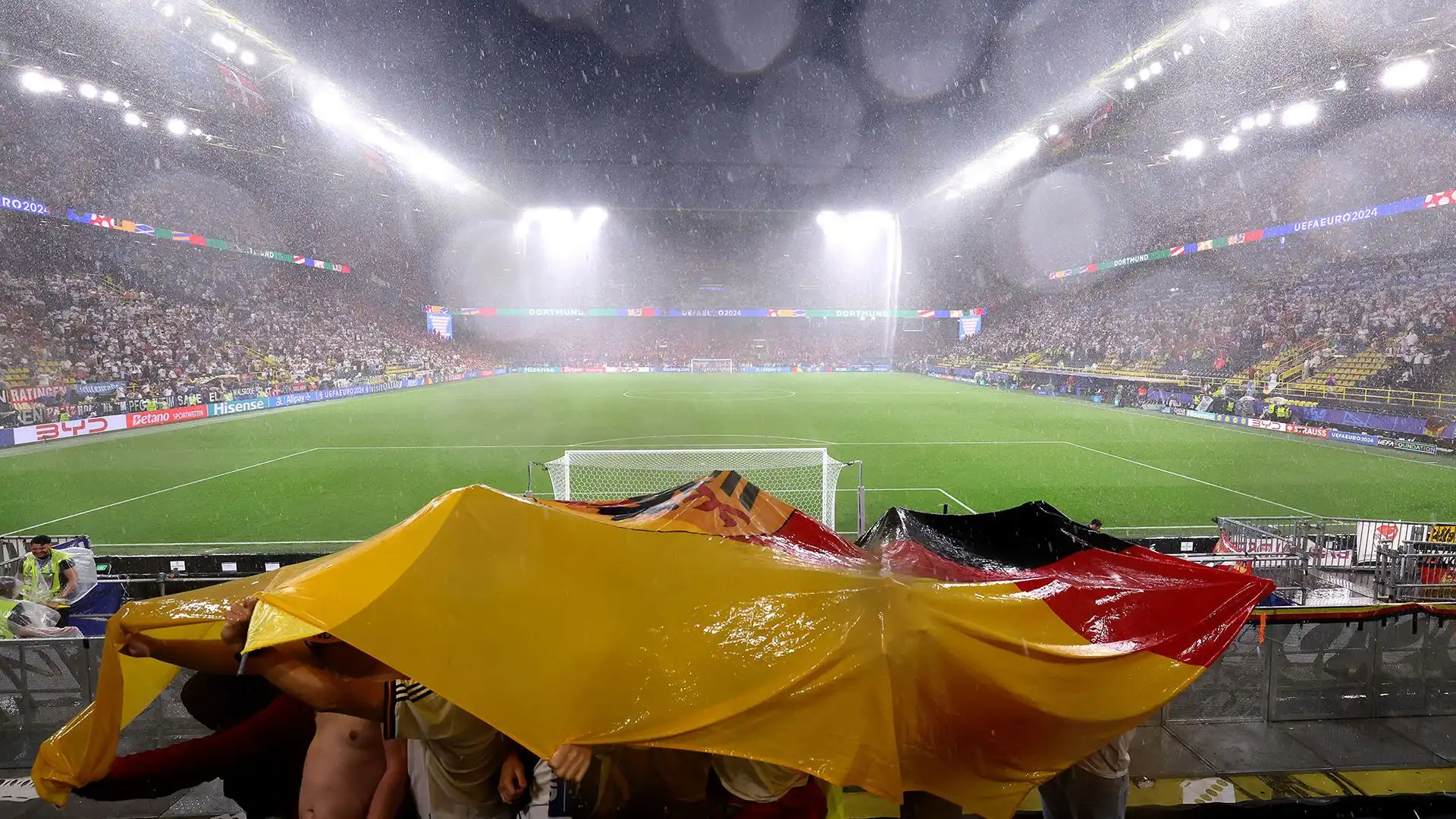 Un forte nubifragio si è abbattuto sullo stadio di Dortmund